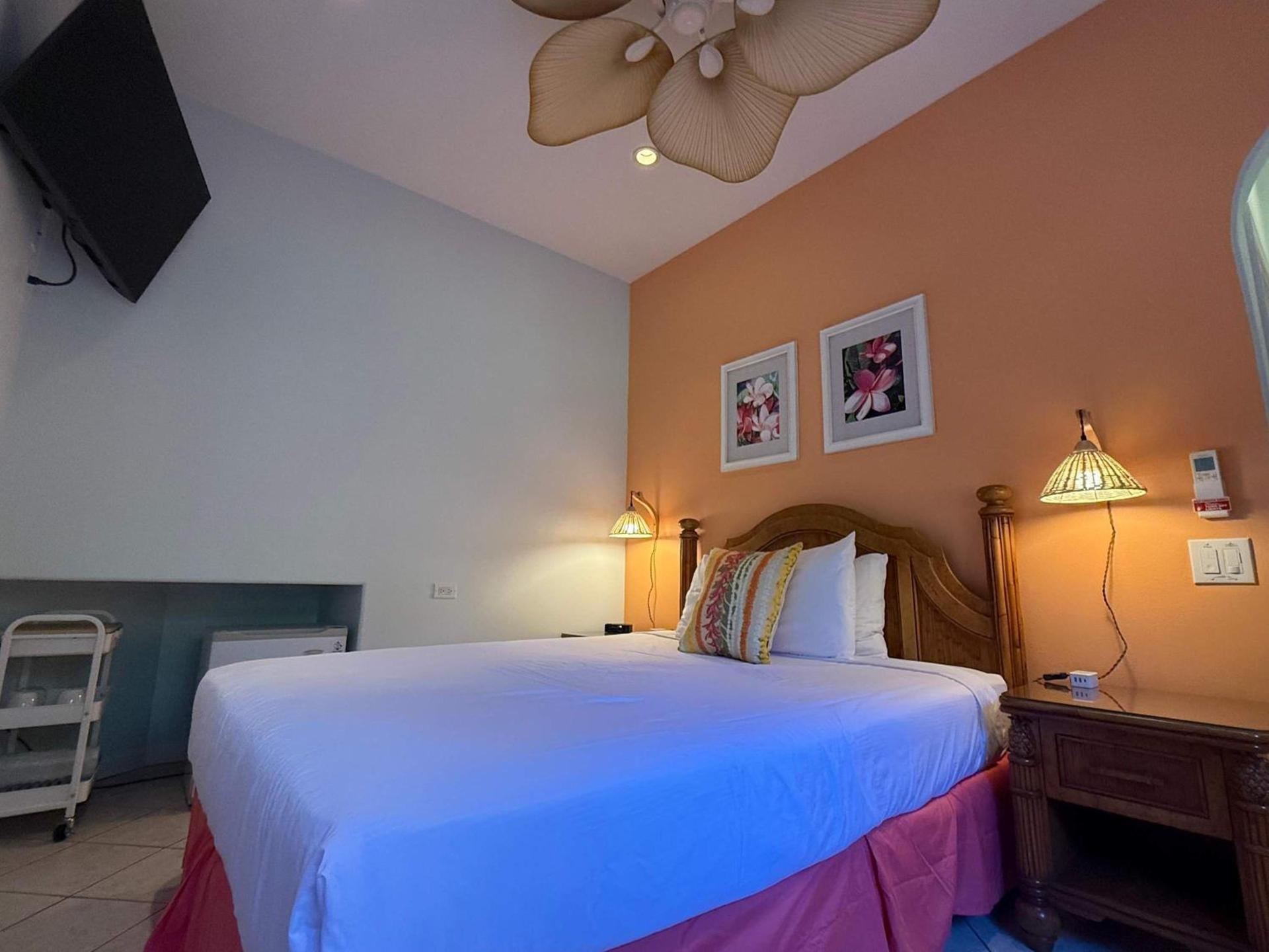 Beachfront B&B w Free Breakfast, AC & Sunset View photo 24
