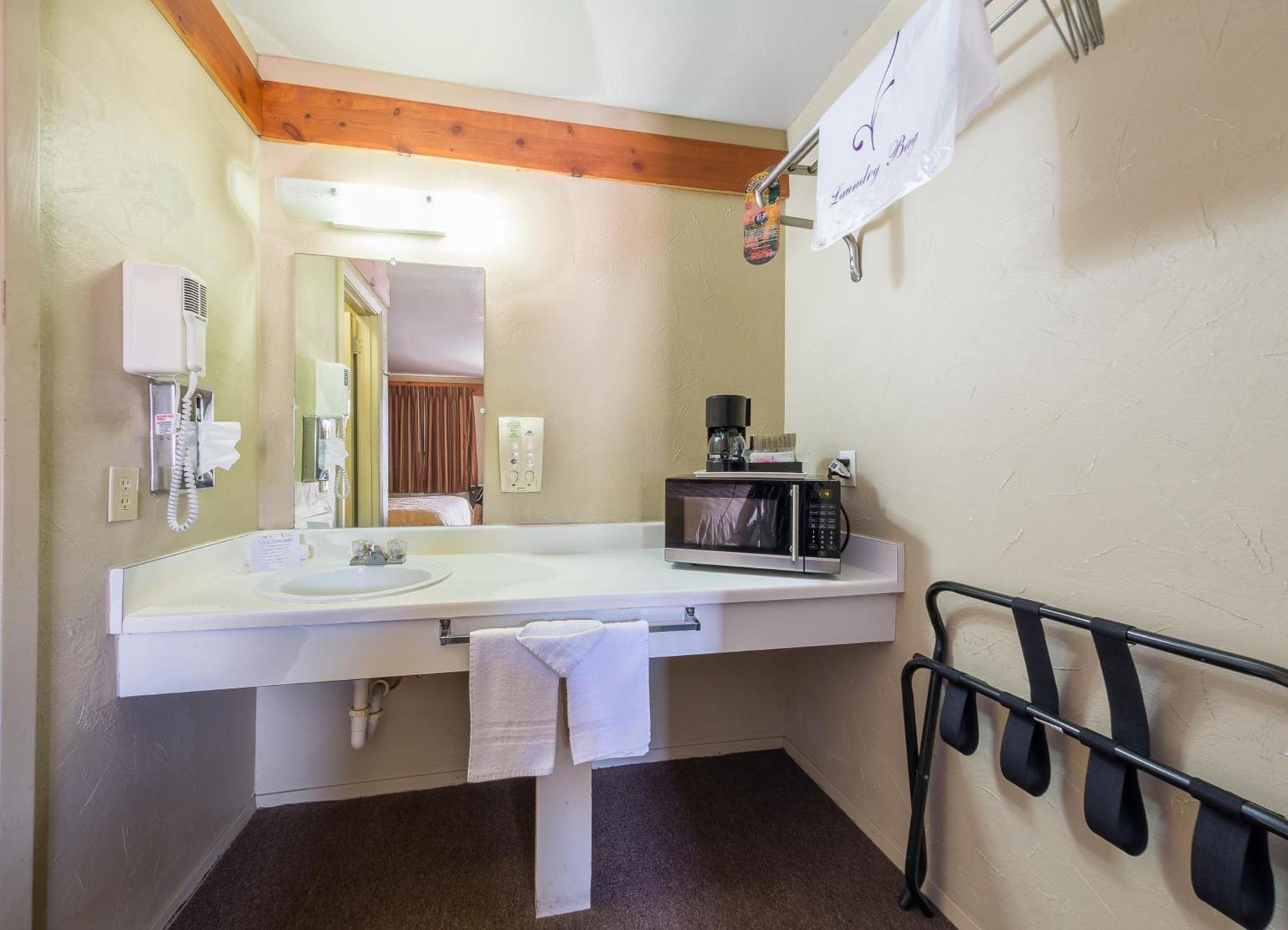 Americas Best Value Inn - Legend's Inn photo 79