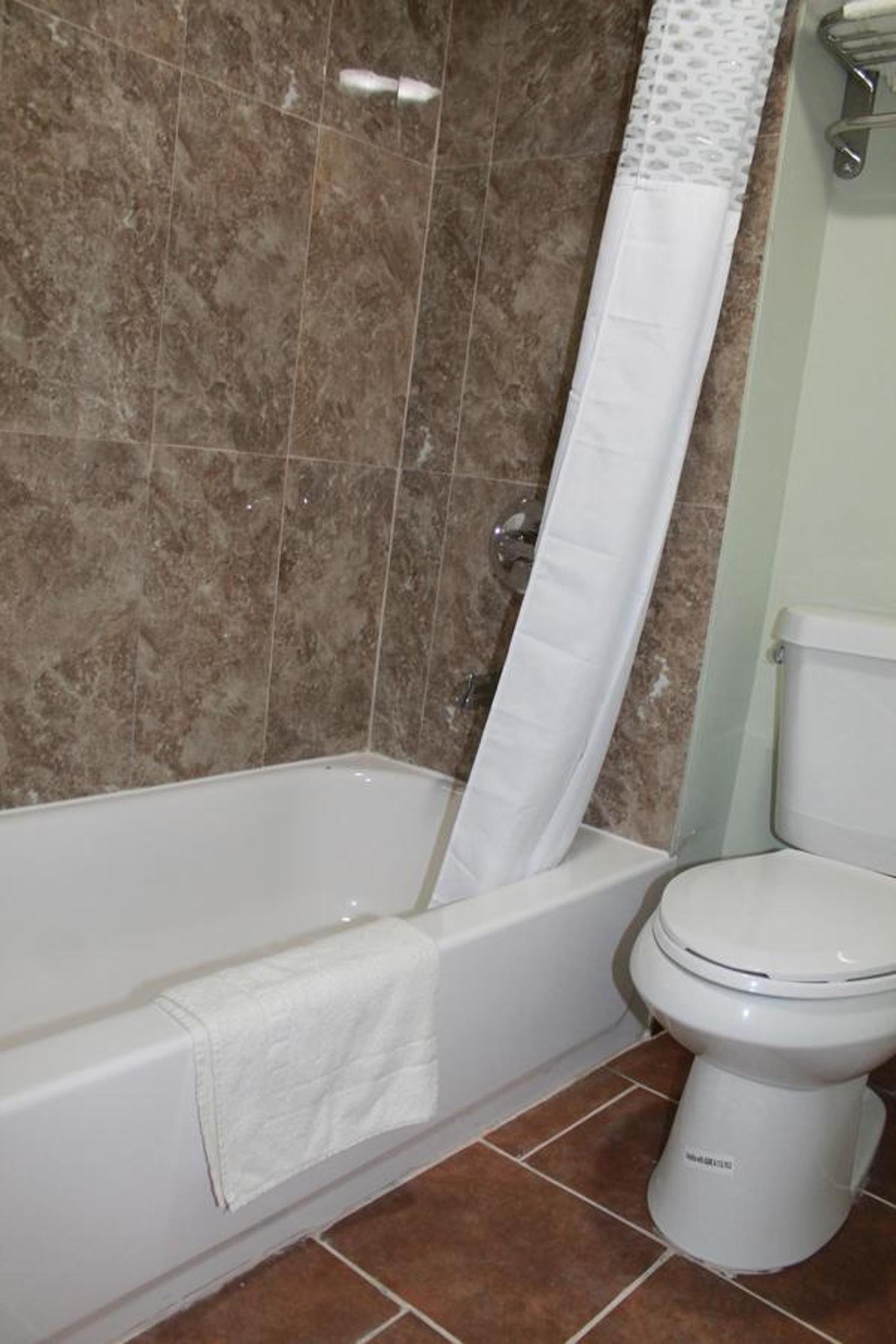 American Inn & Suites photo 18