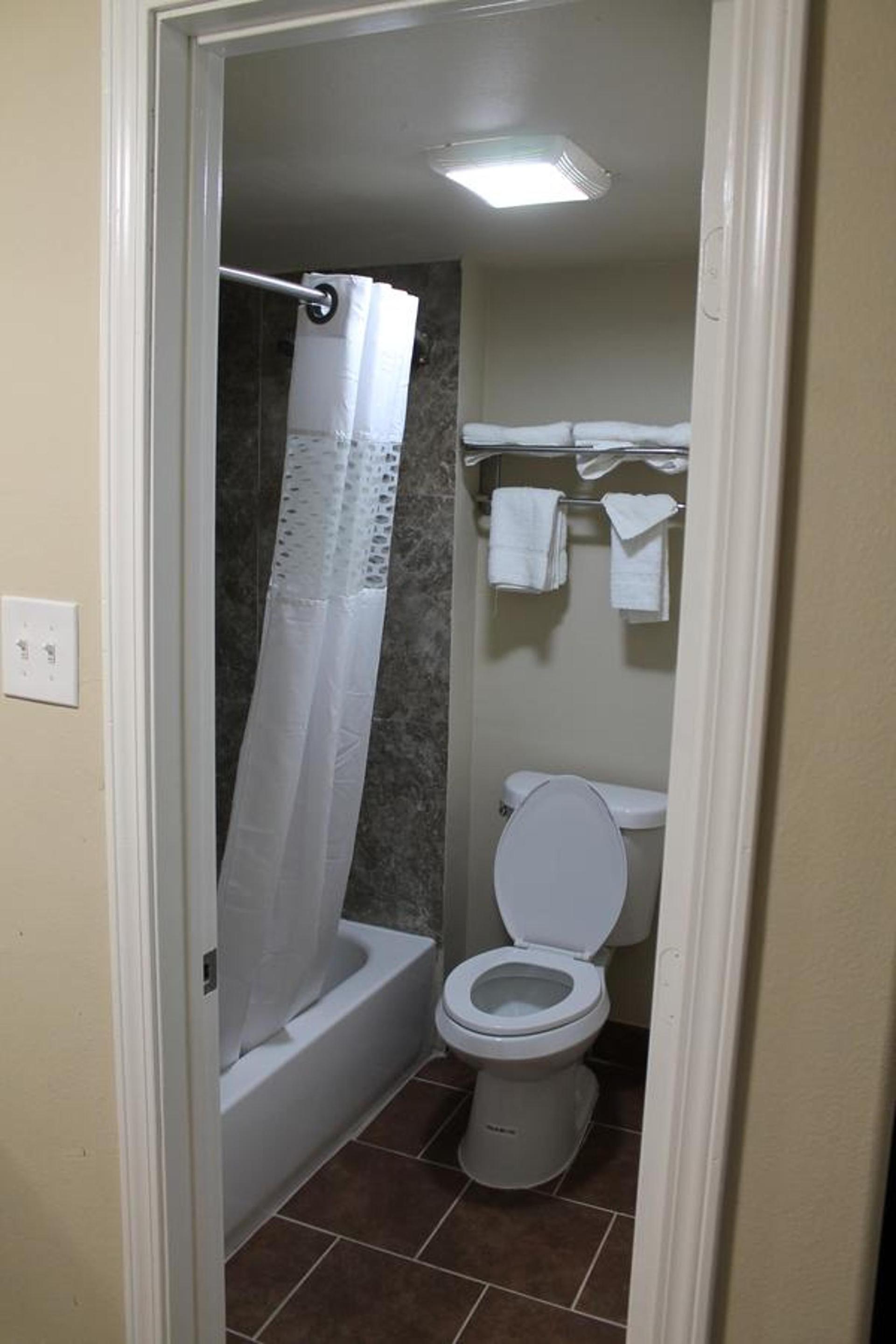 American Inn & Suites photo 14