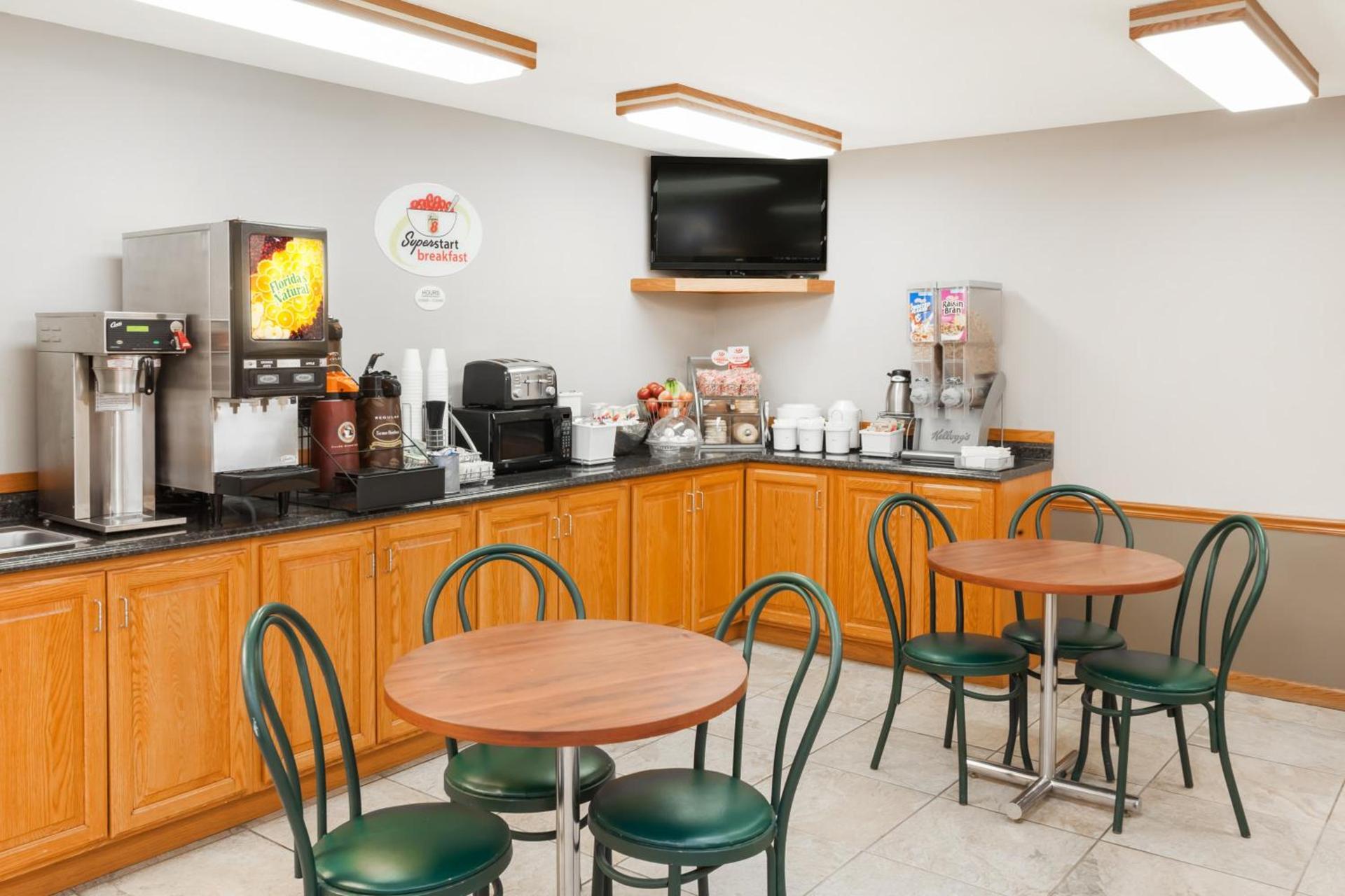 Super 8 by Wyndham Watseka photo 46