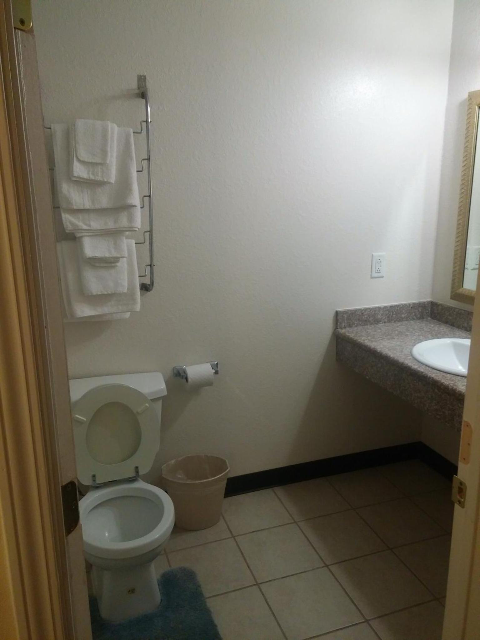 Country Regency Inn & Suites photo 15