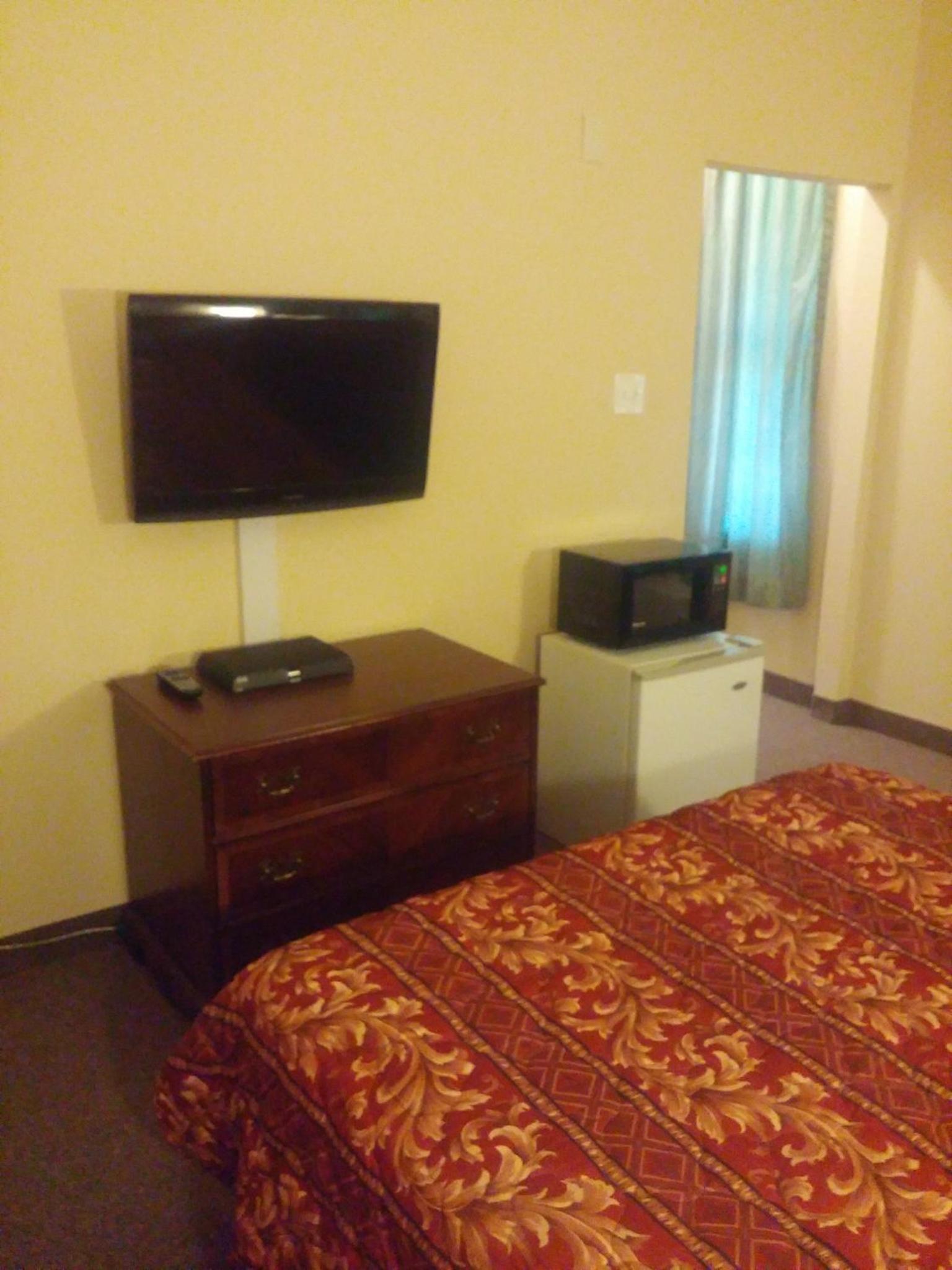 Country Regency Inn & Suites photo 14