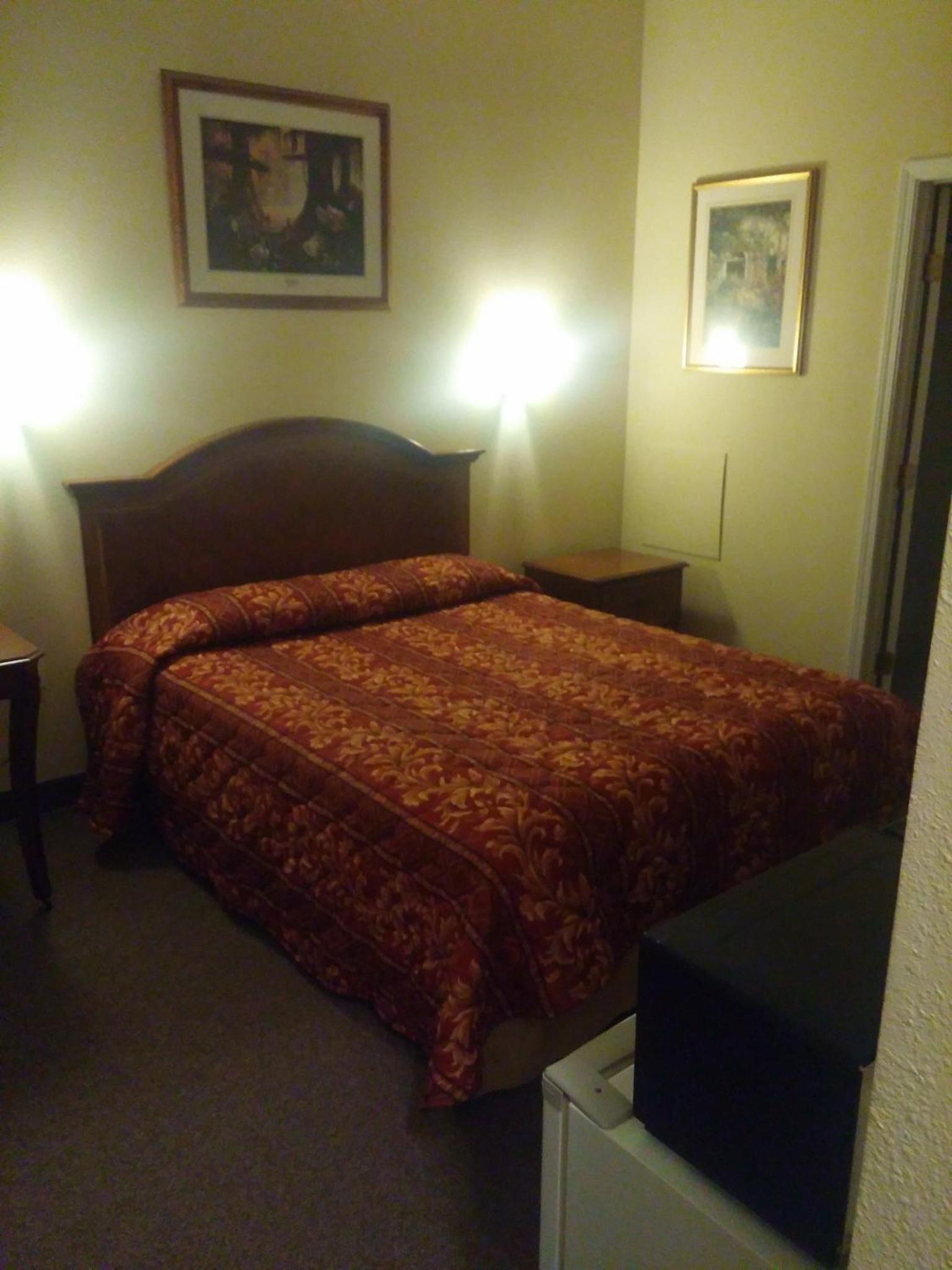 Country Regency Inn & Suites photo 13