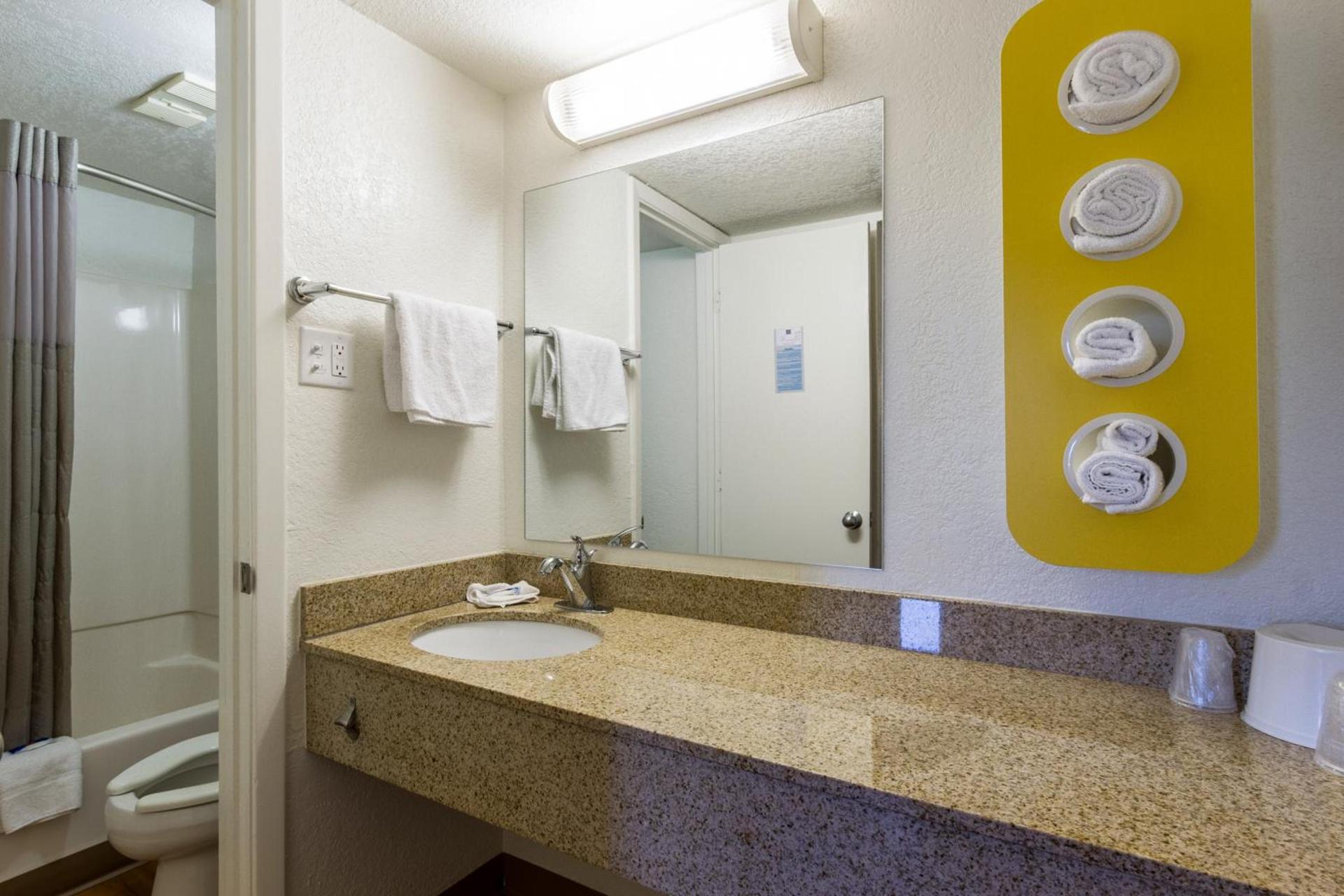 Motel 6 Tempe, AZ Phoenix Airport Priest Dr photo 24
