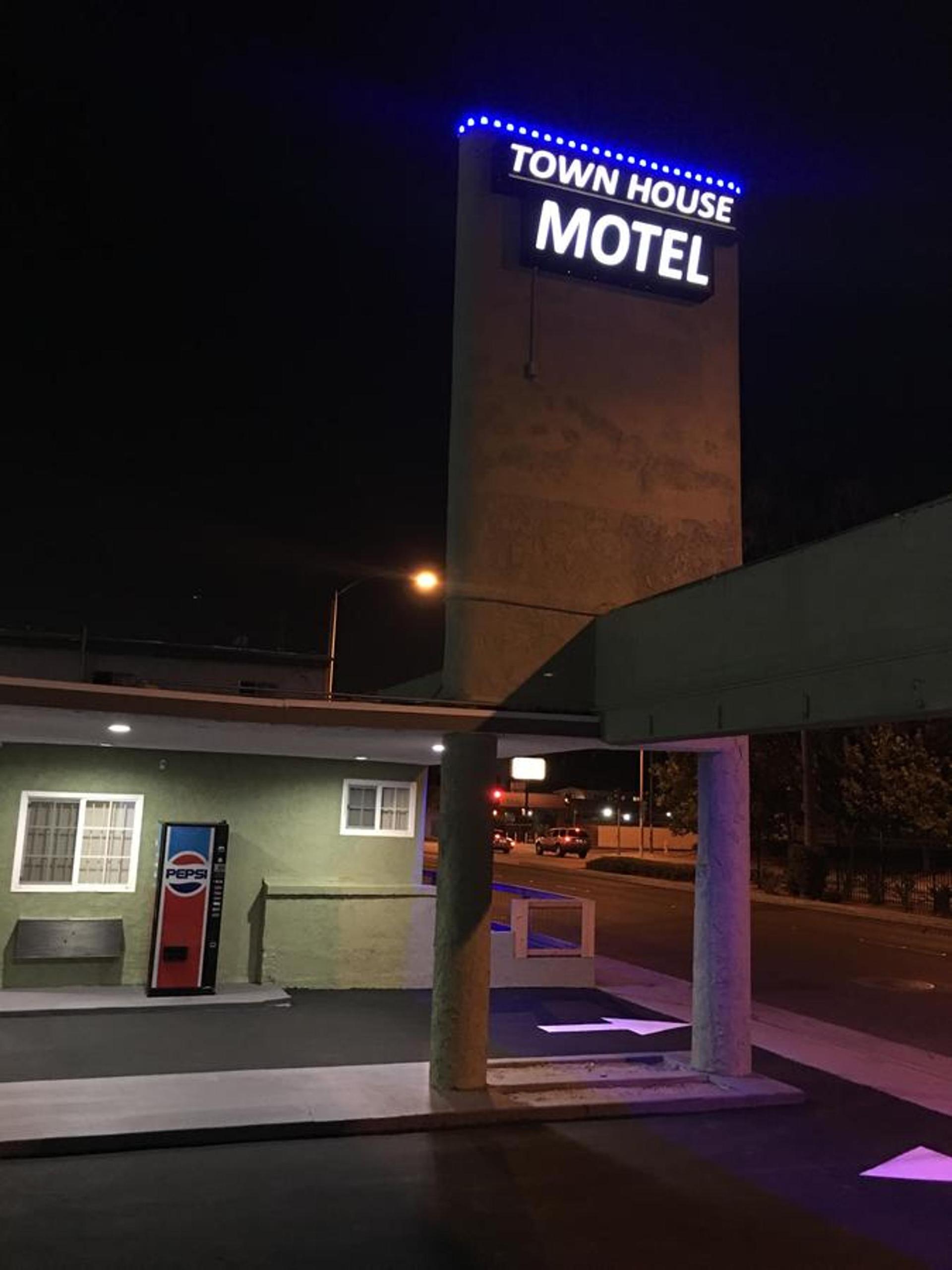 Town House Motel photo 31