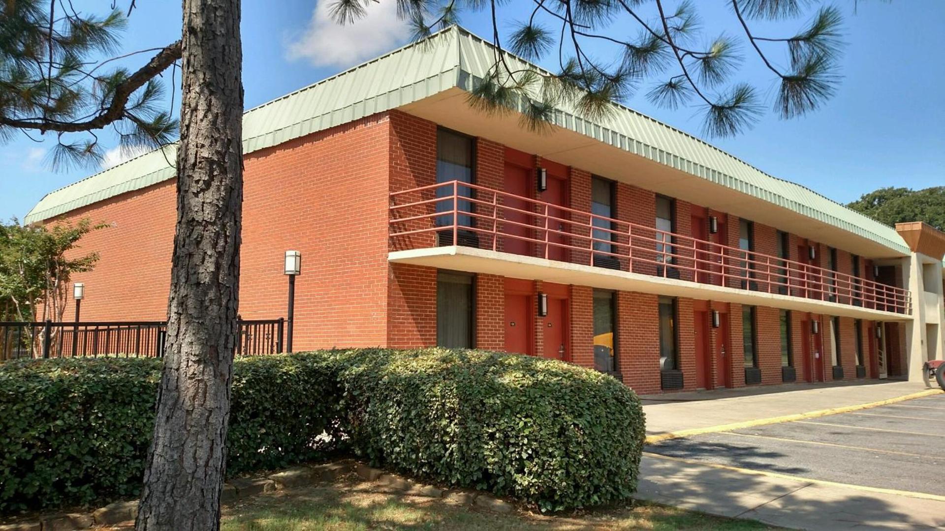 Super 8 by Wyndham Atoka photo 38