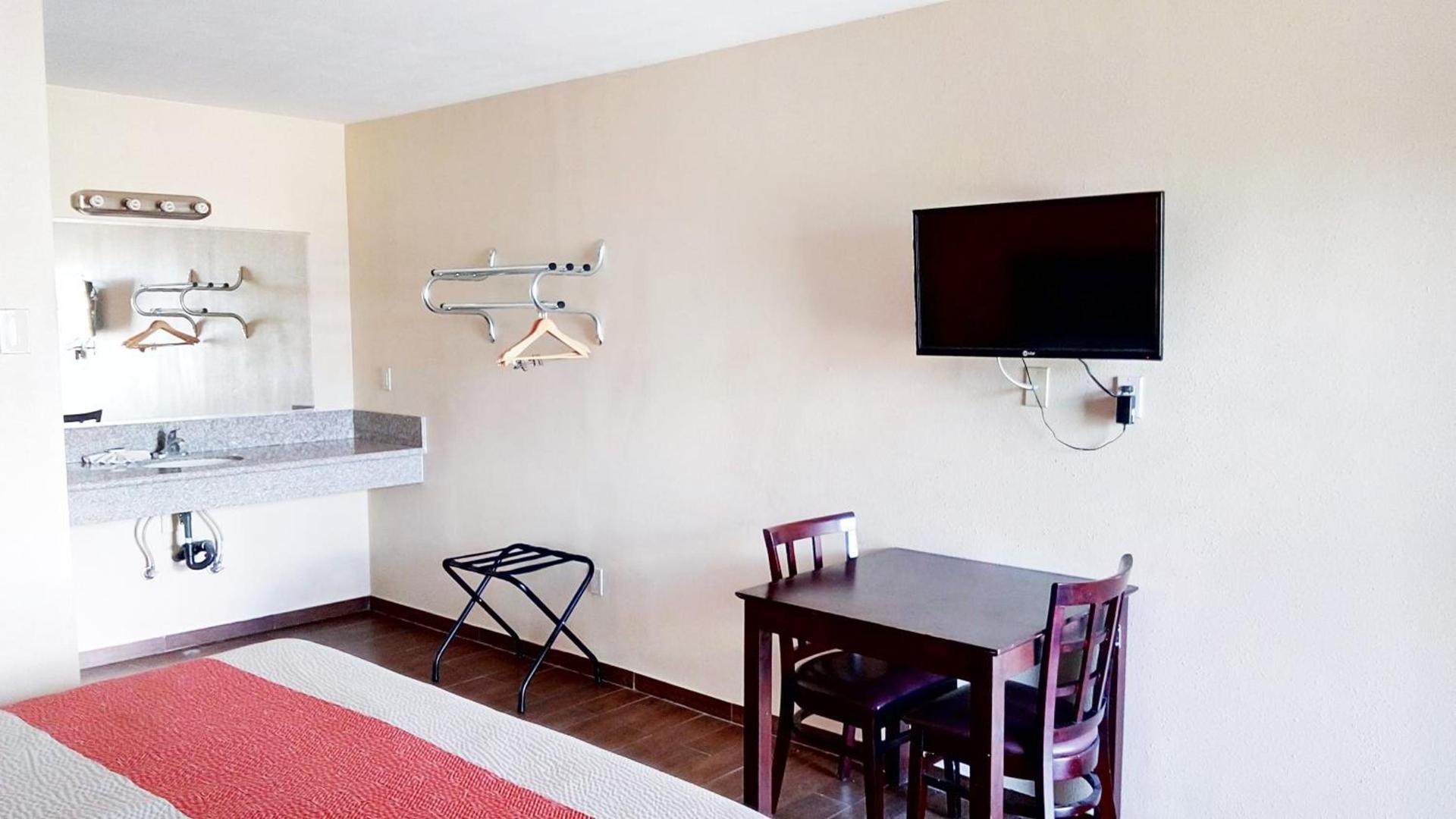 Motel 6-Blythe, CA - South photo 29