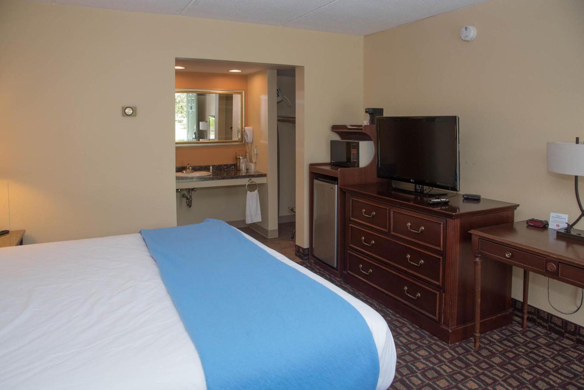 Colonnade Inn photo 19