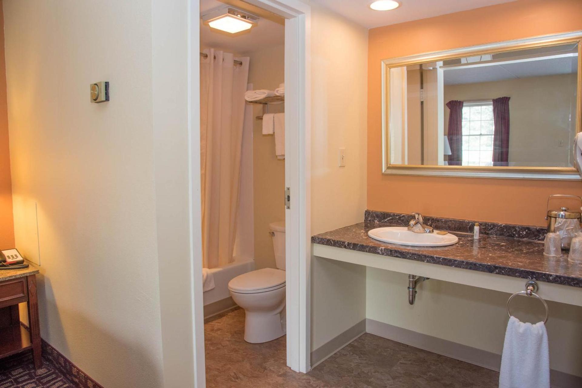 Colonnade Inn photo 17