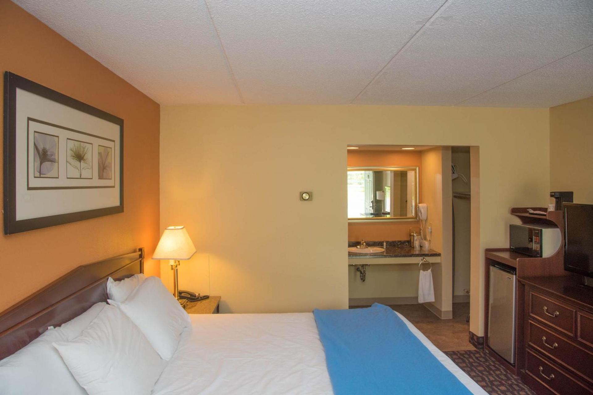 Colonnade Inn photo 36