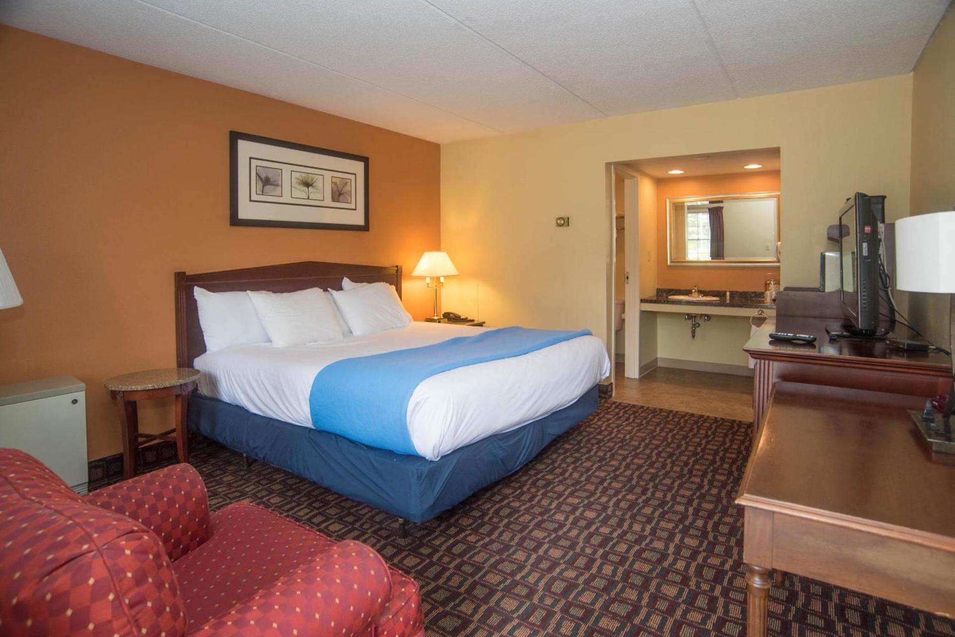 Colonnade Inn photo 38