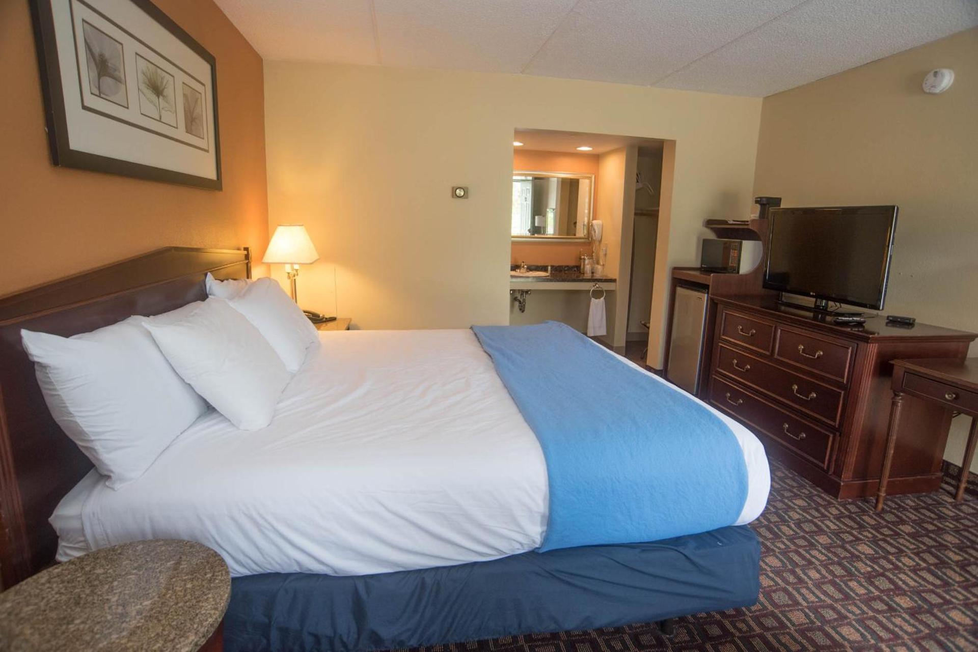 Colonnade Inn photo 35