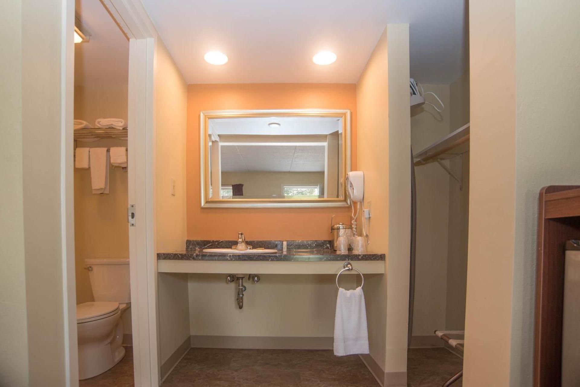 Colonnade Inn photo 9