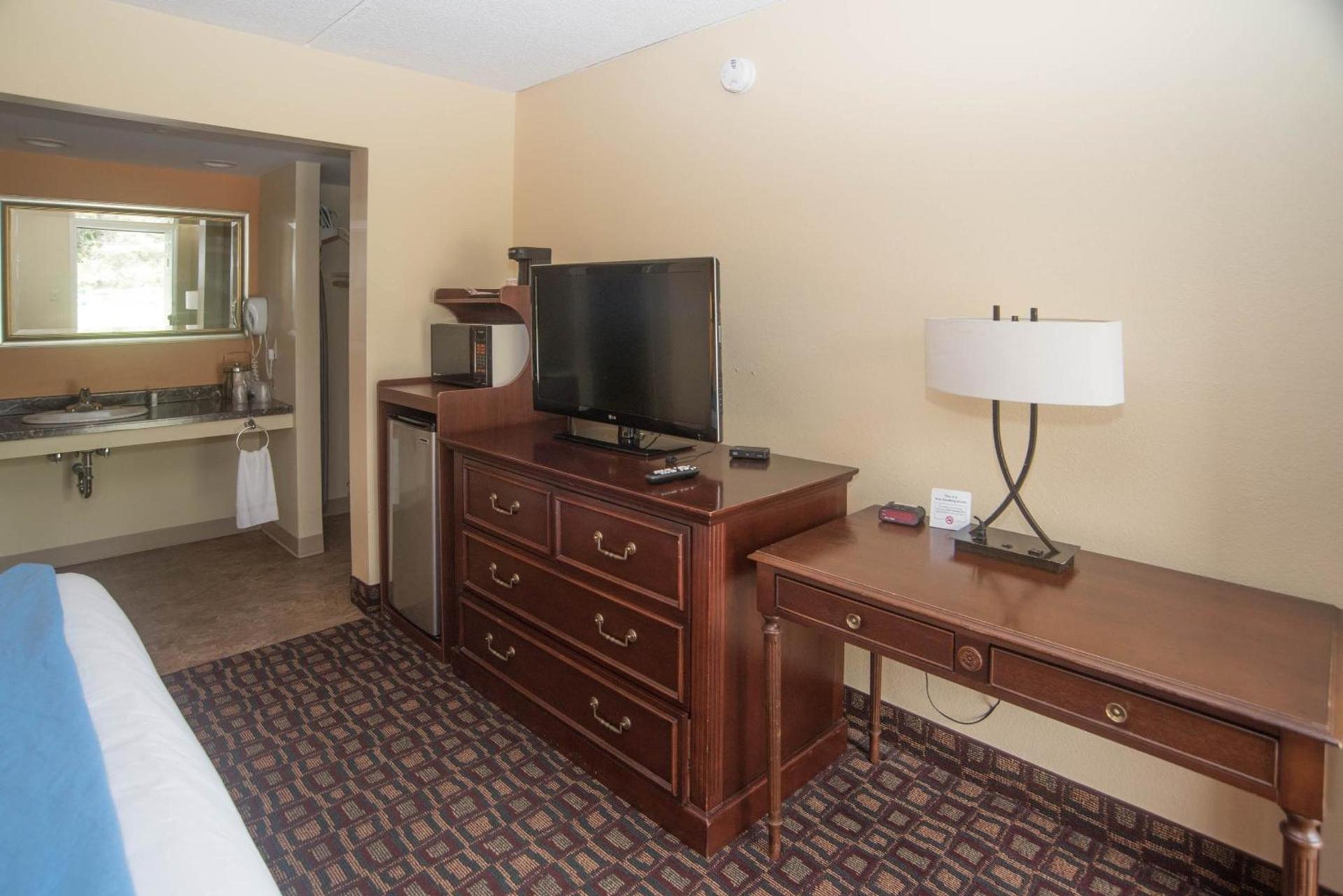 Colonnade Inn photo 23
