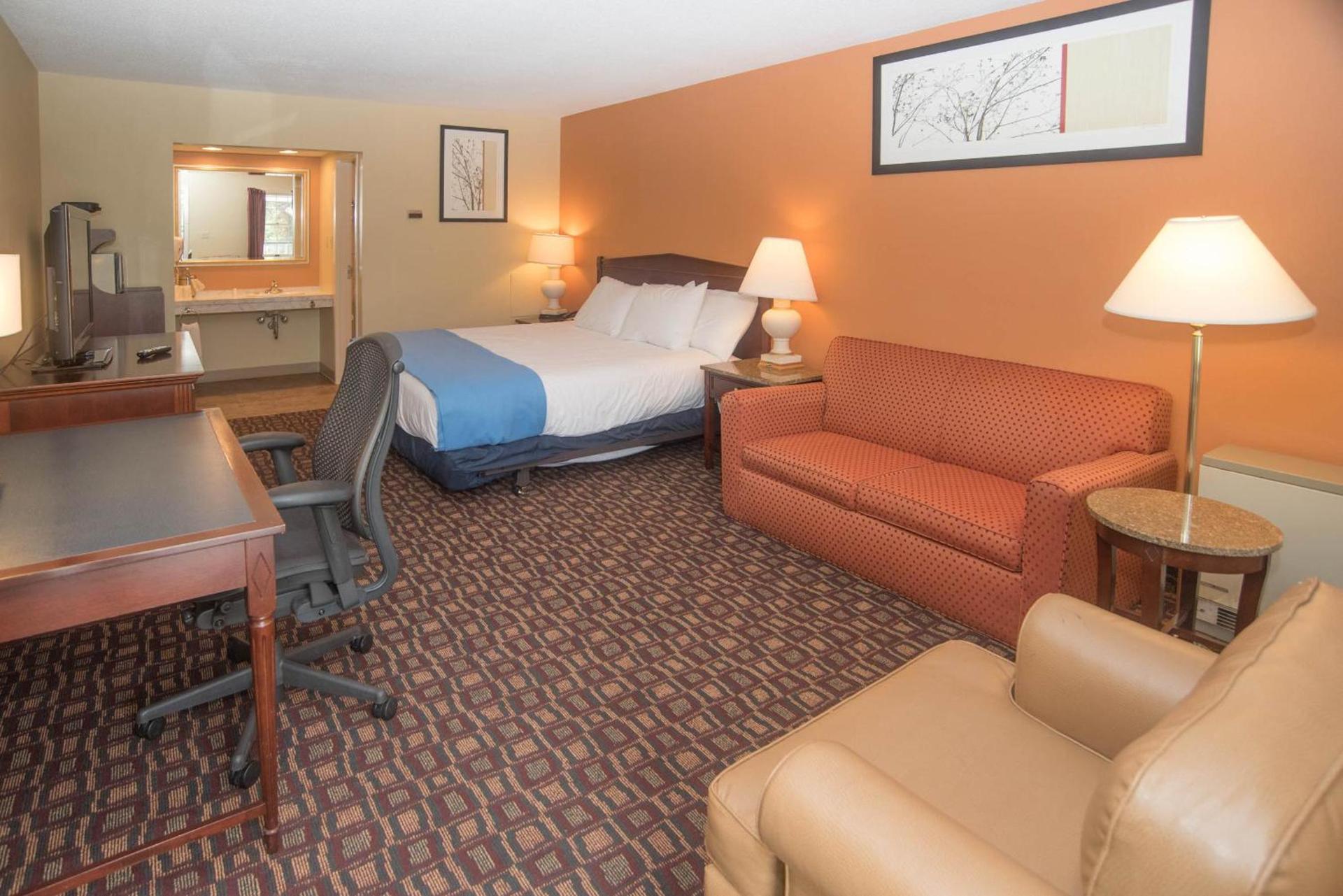 Colonnade Inn photo 40
