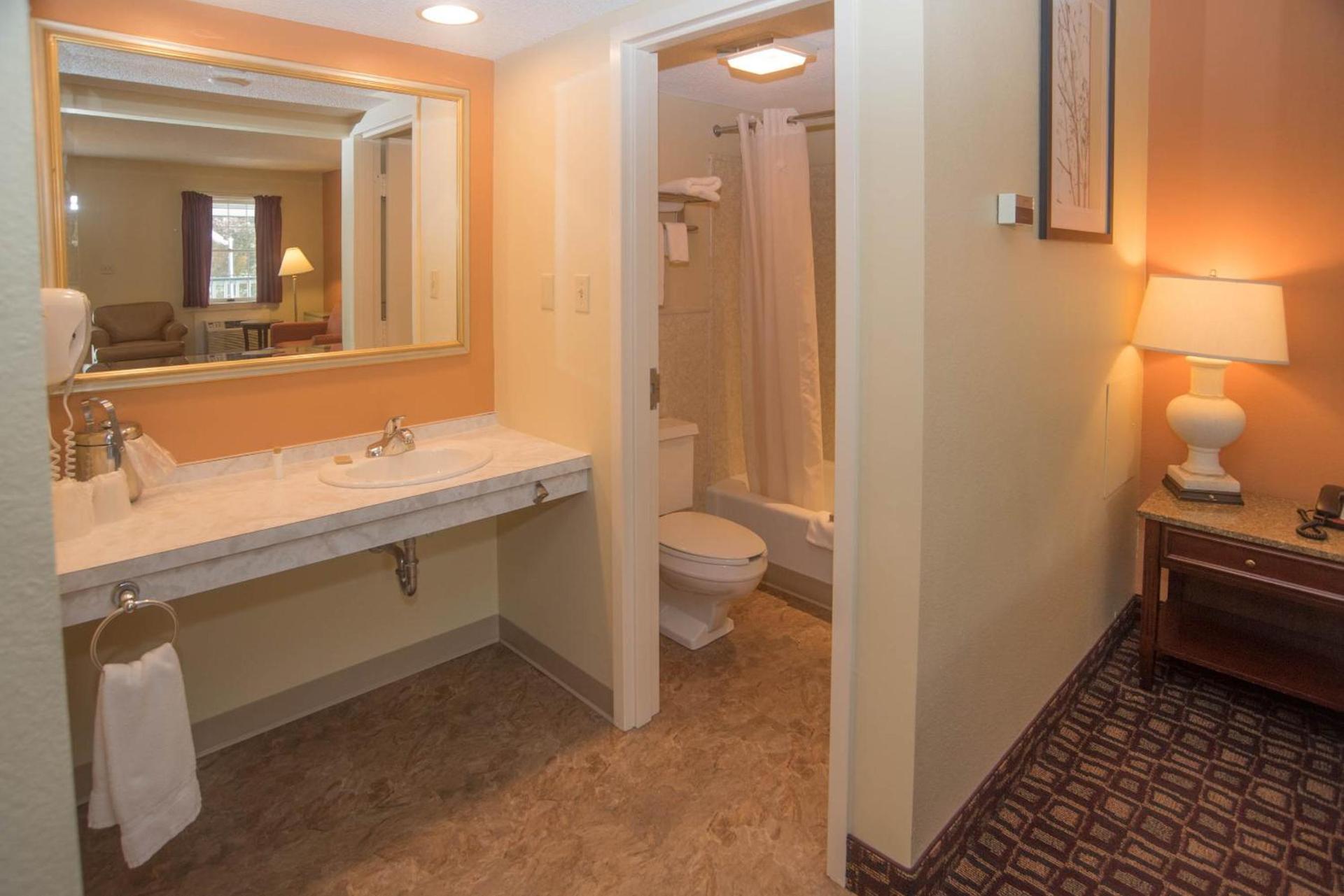 Colonnade Inn photo 22