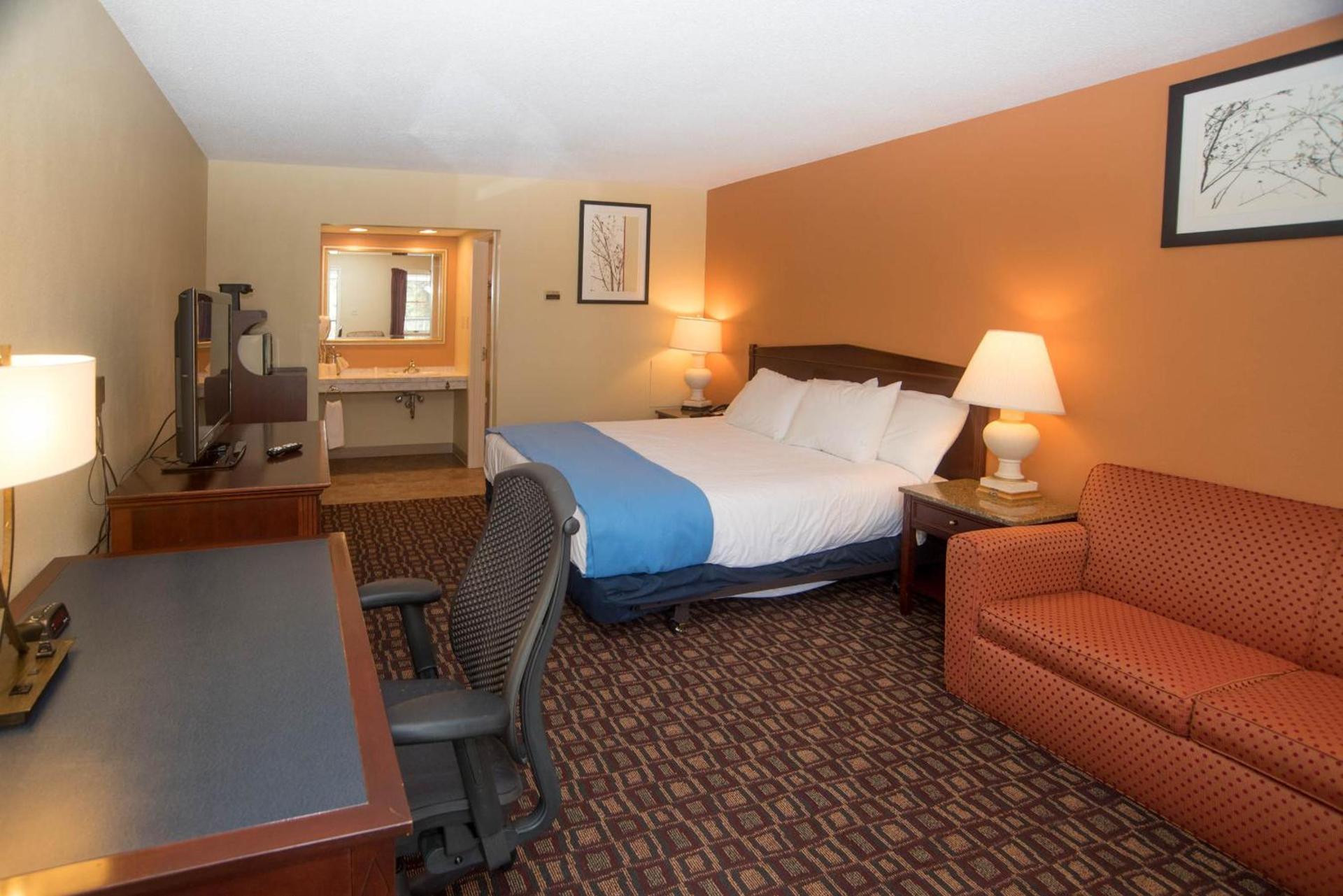 Colonnade Inn photo 29