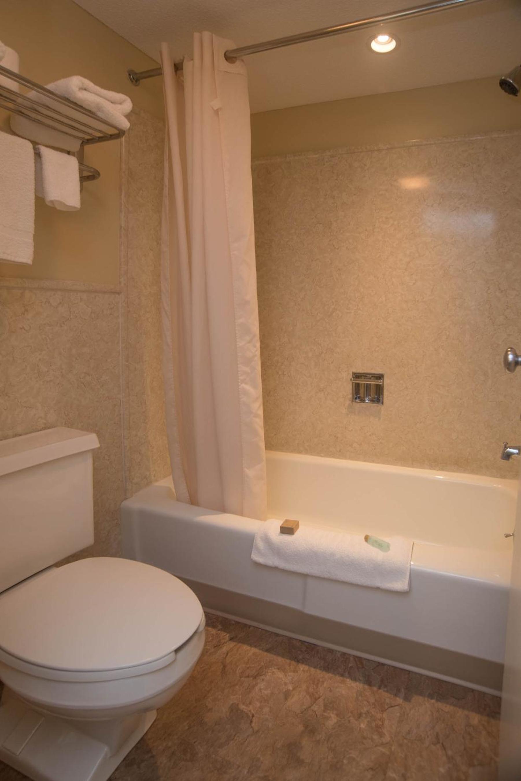 Colonnade Inn photo 8