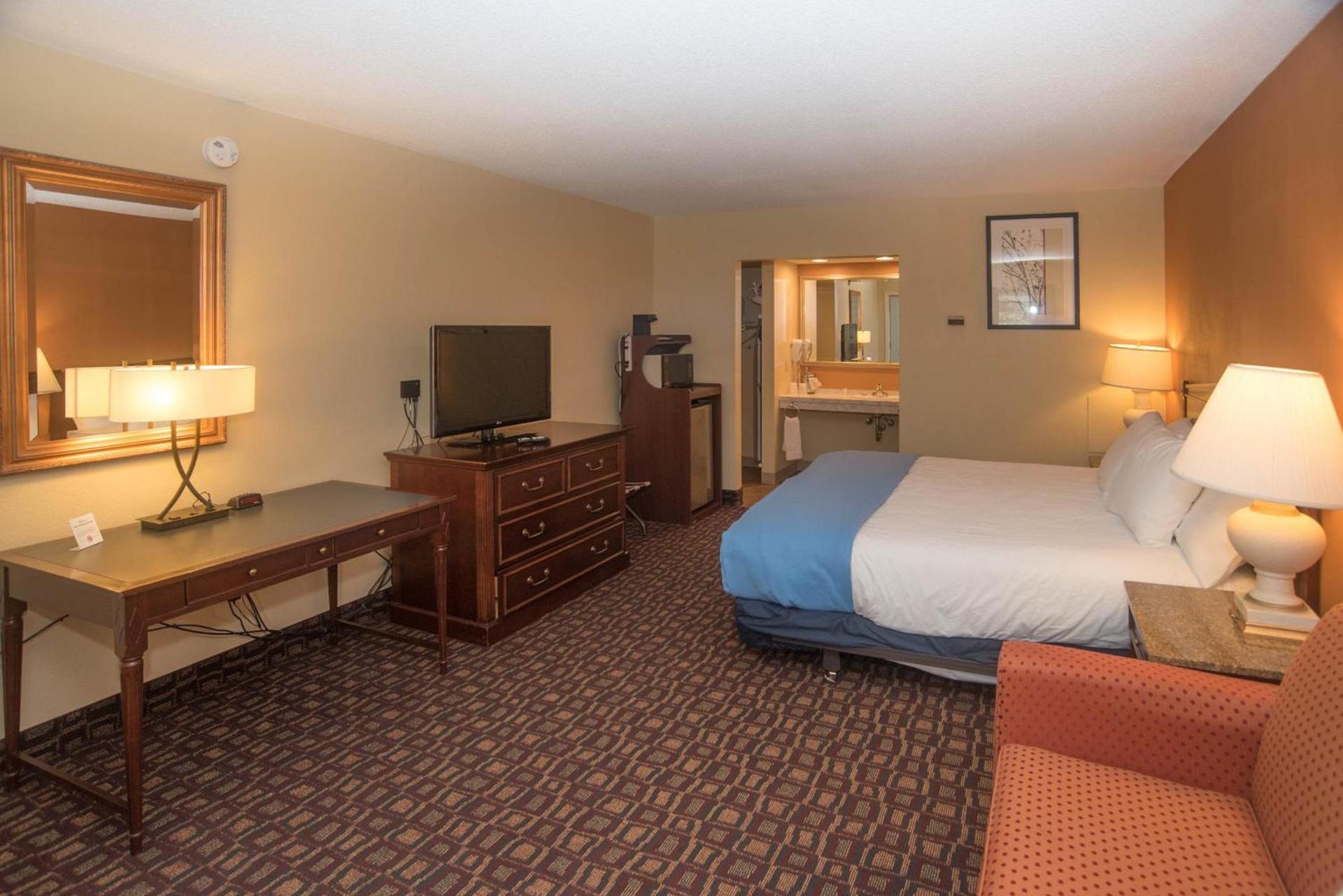 Colonnade Inn photo 27