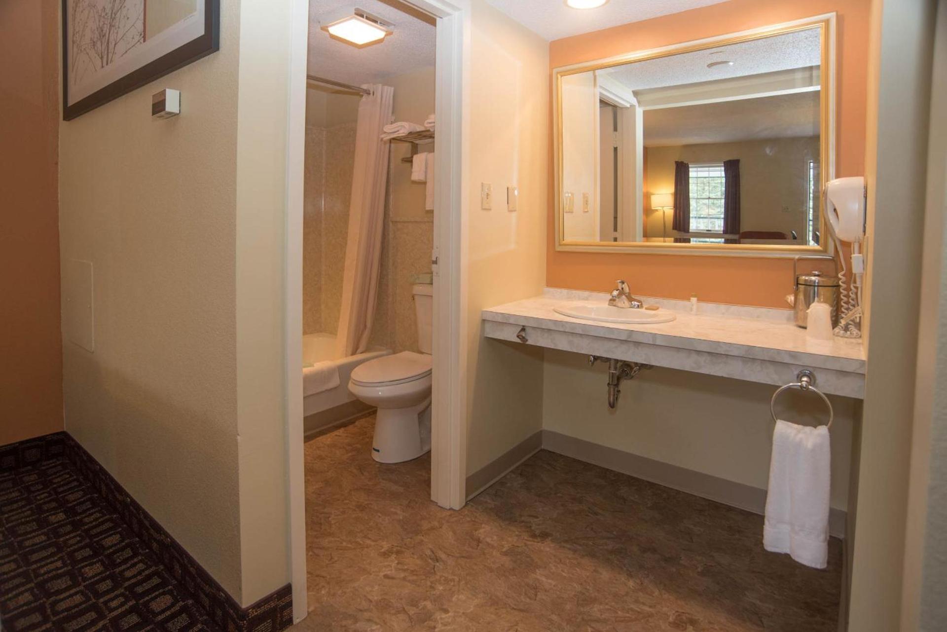 Colonnade Inn photo 18