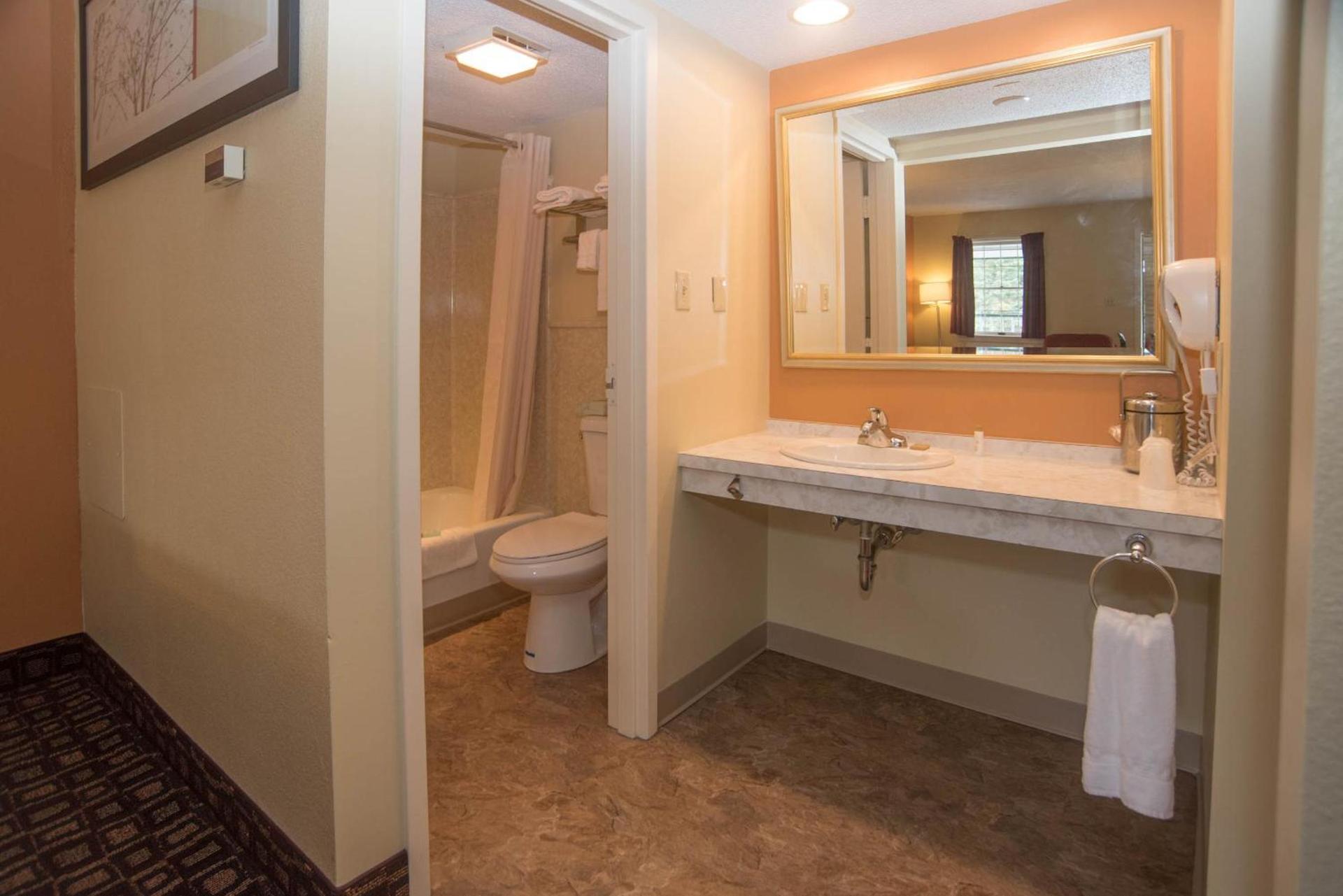 Colonnade Inn photo 43