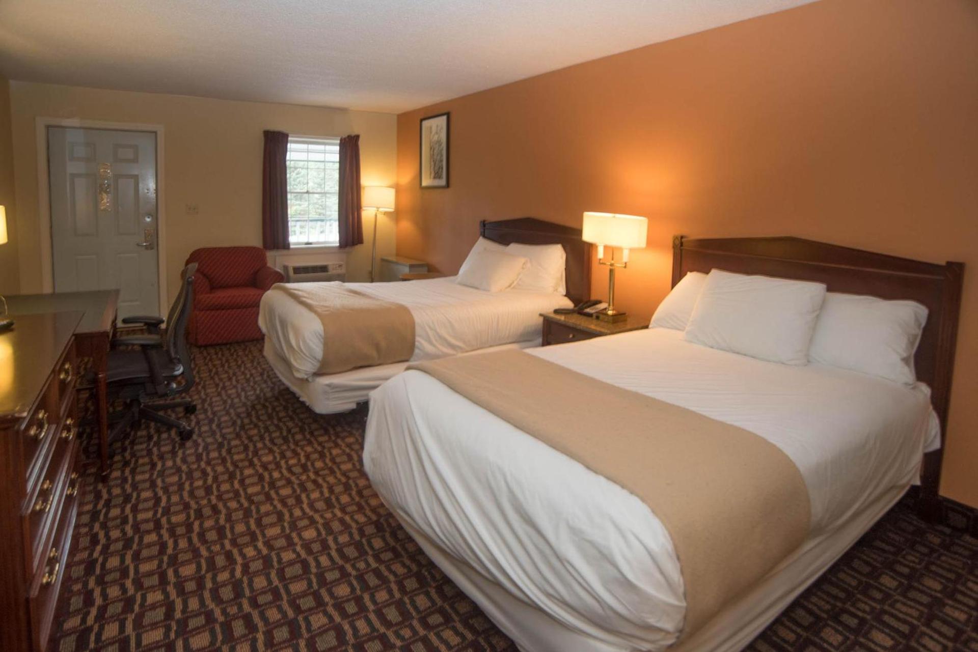 Colonnade Inn photo 39