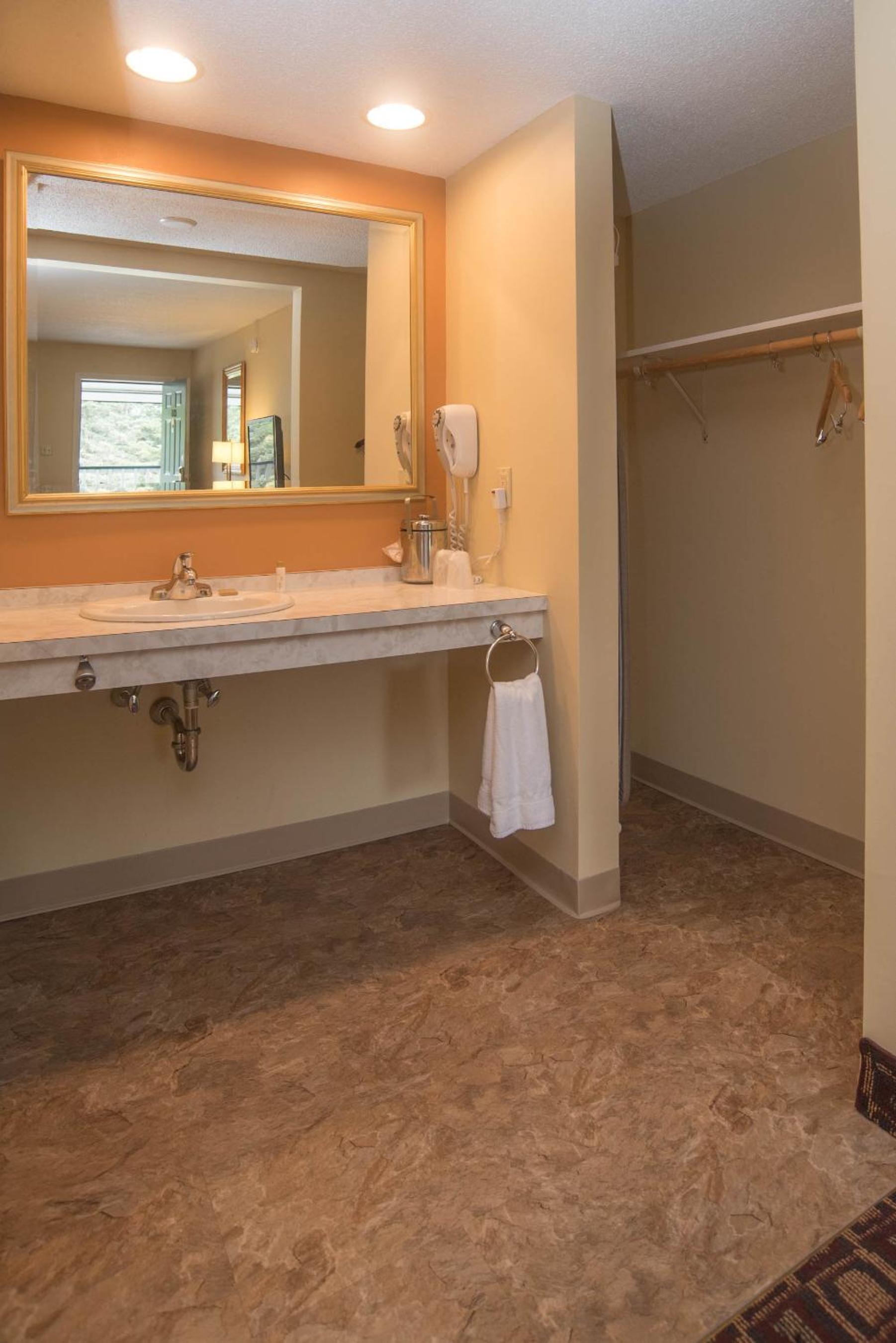 Colonnade Inn photo 16