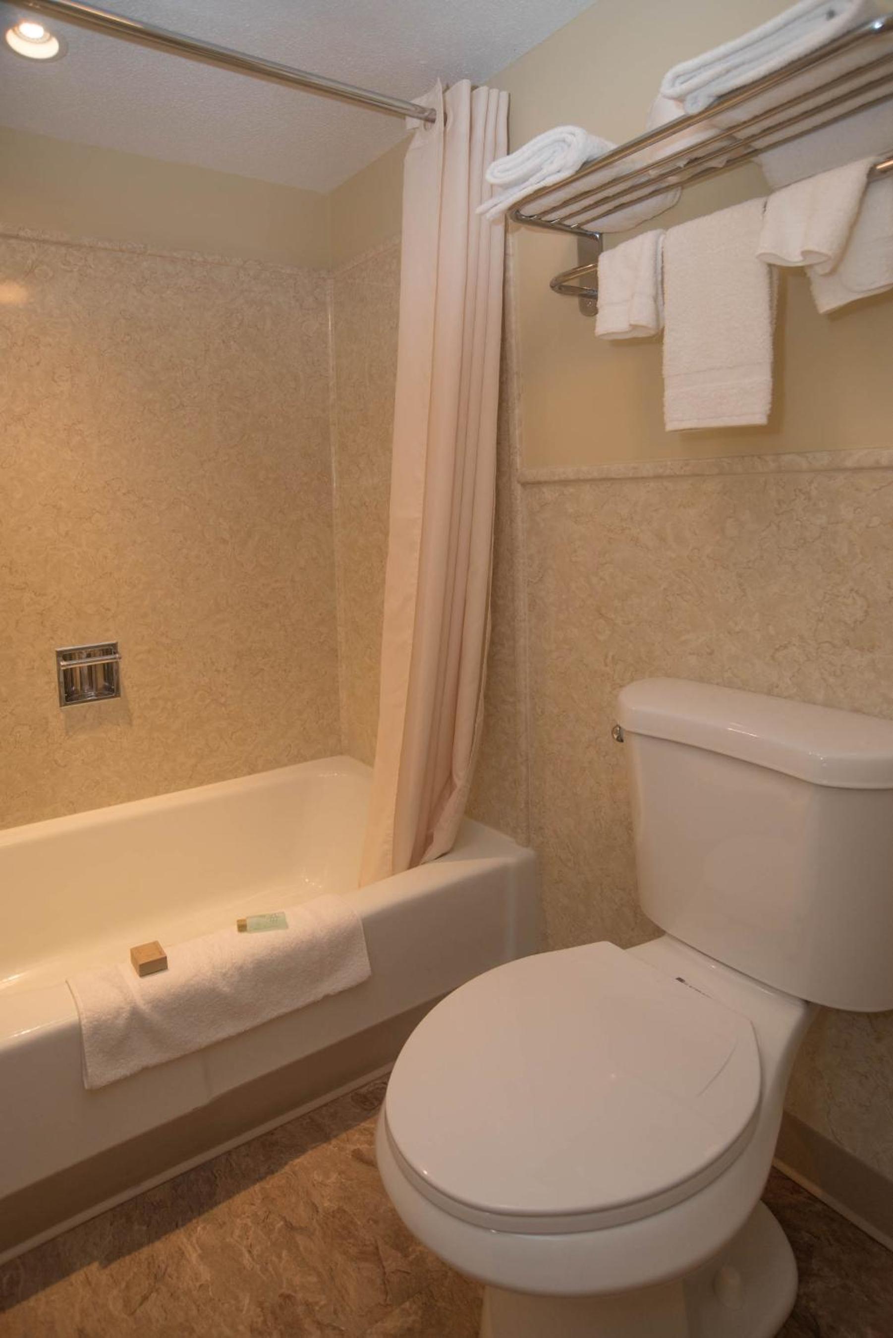 Colonnade Inn photo 14