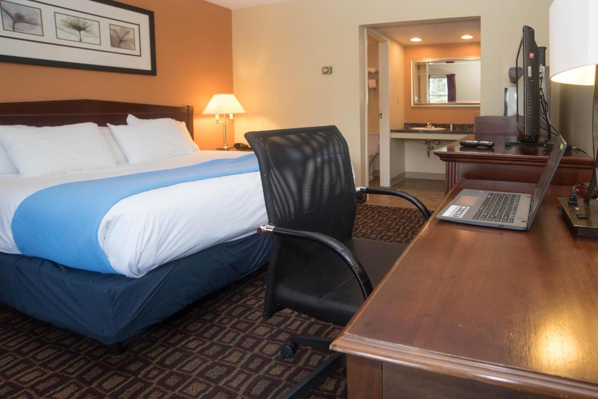 Colonnade Inn photo 32
