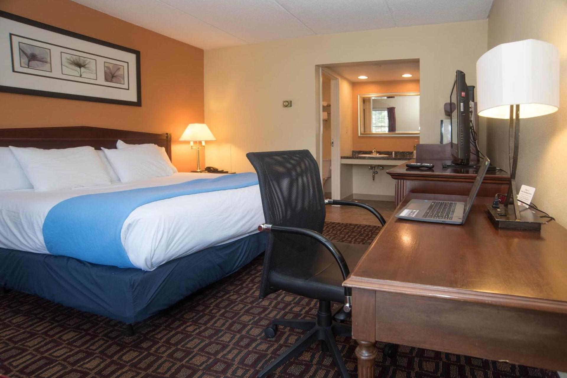 Colonnade Inn photo 44