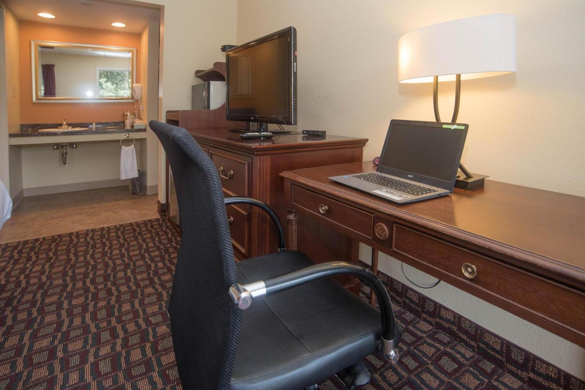 Colonnade Inn photo 10