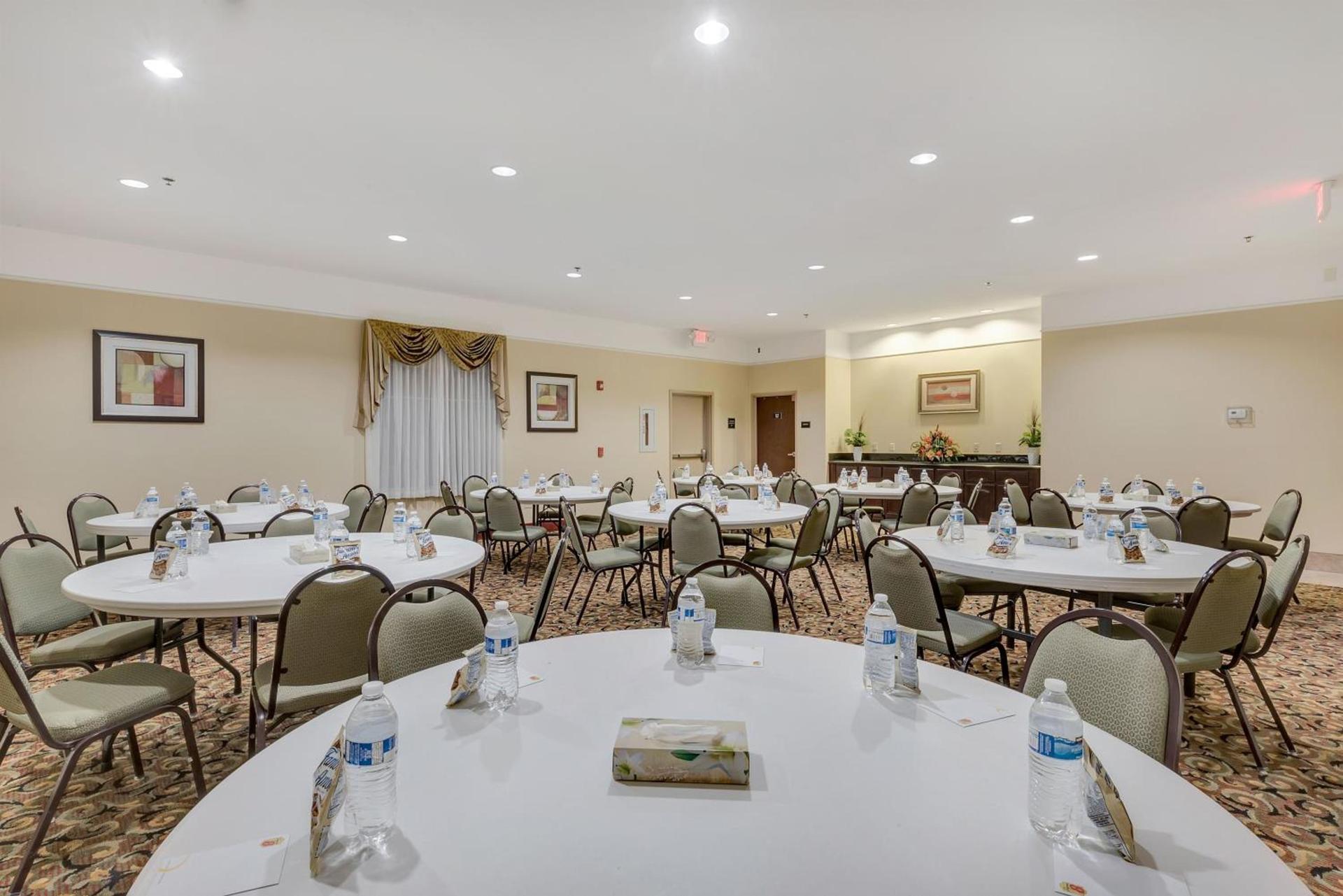 Super 8 by Wyndham Hidalgo at La Plaza Mall & Mcallen Airport photo 19