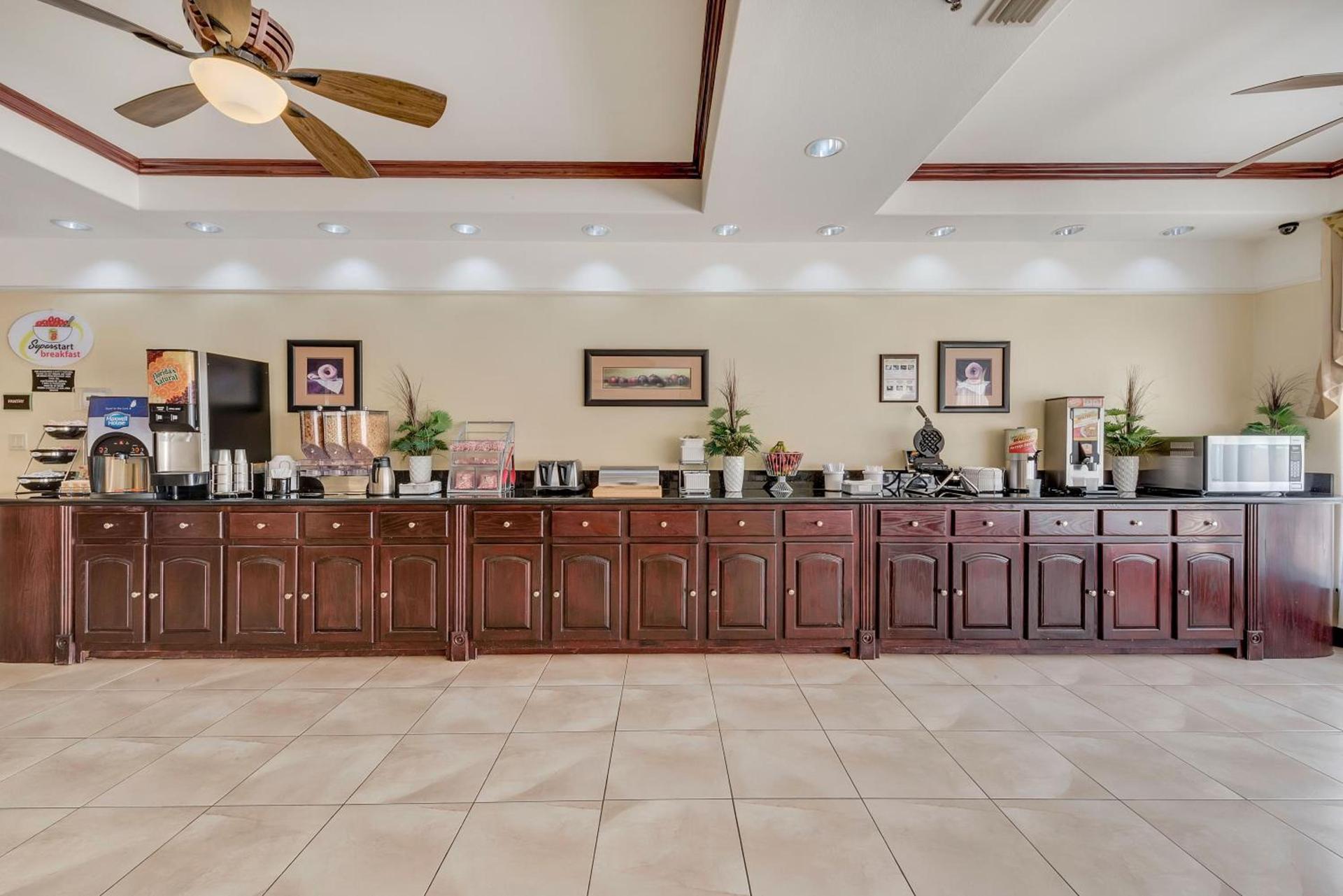 Super 8 by Wyndham Hidalgo at La Plaza Mall & Mcallen Airport photo 22