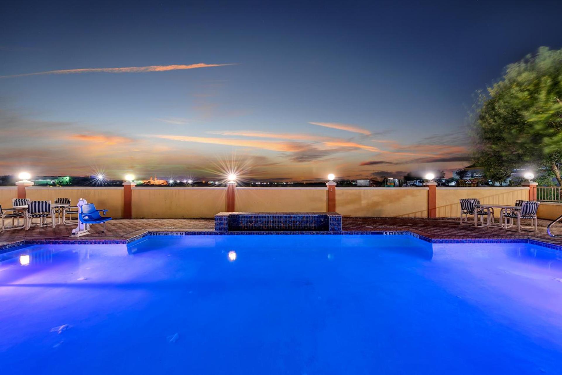 Super 8 by Wyndham Hidalgo at La Plaza Mall & Mcallen Airport photo 26