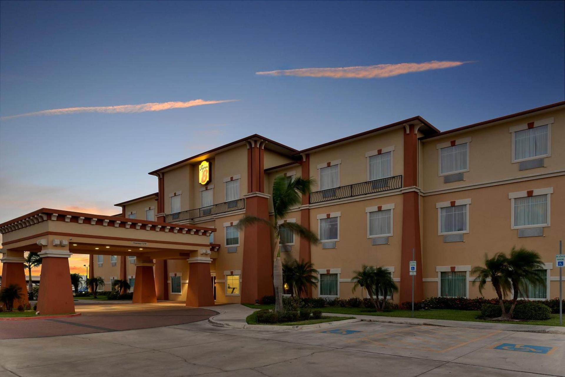 Super 8 by Wyndham Hidalgo at La Plaza Mall & Mcallen Airport photo 27