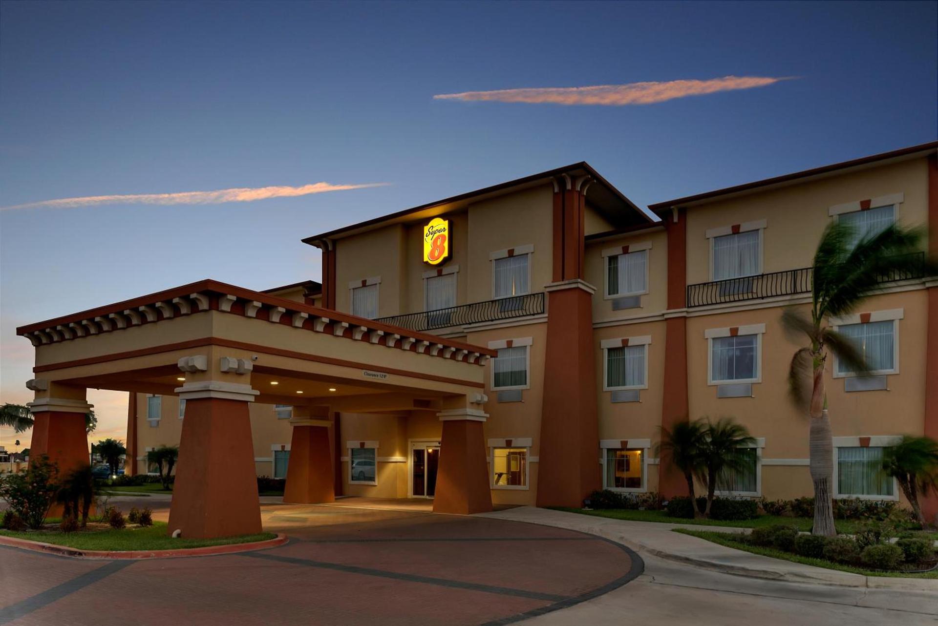 Super 8 by Wyndham Hidalgo at La Plaza Mall & Mcallen Airport photo 10