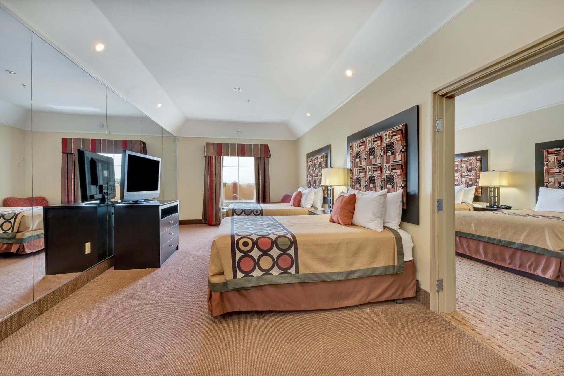 Super 8 by Wyndham Hidalgo at La Plaza Mall & Mcallen Airport photo 33