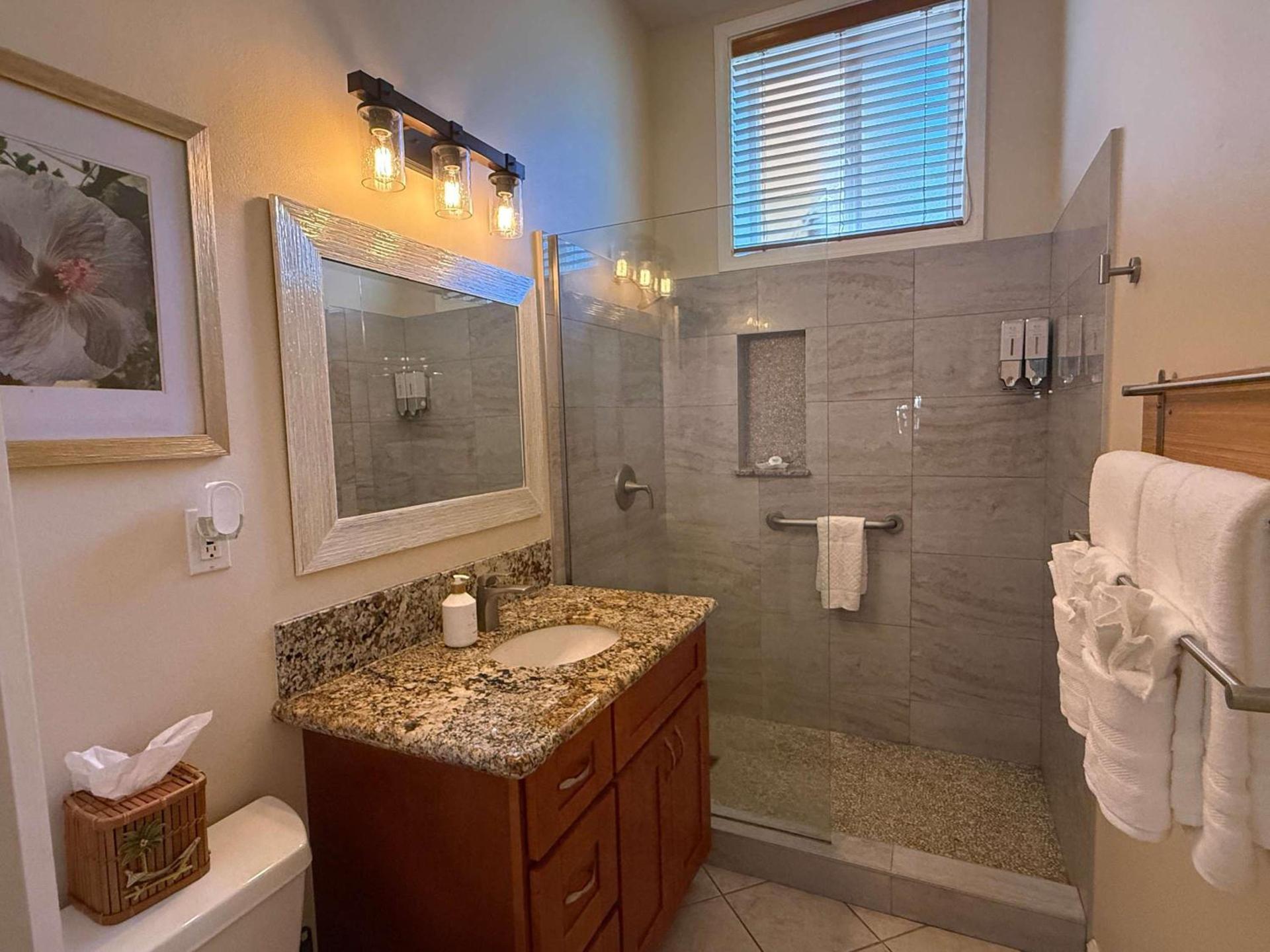 Maui B&B - 3 Ensuite Rooms - Steps from Beach w AC photo 27