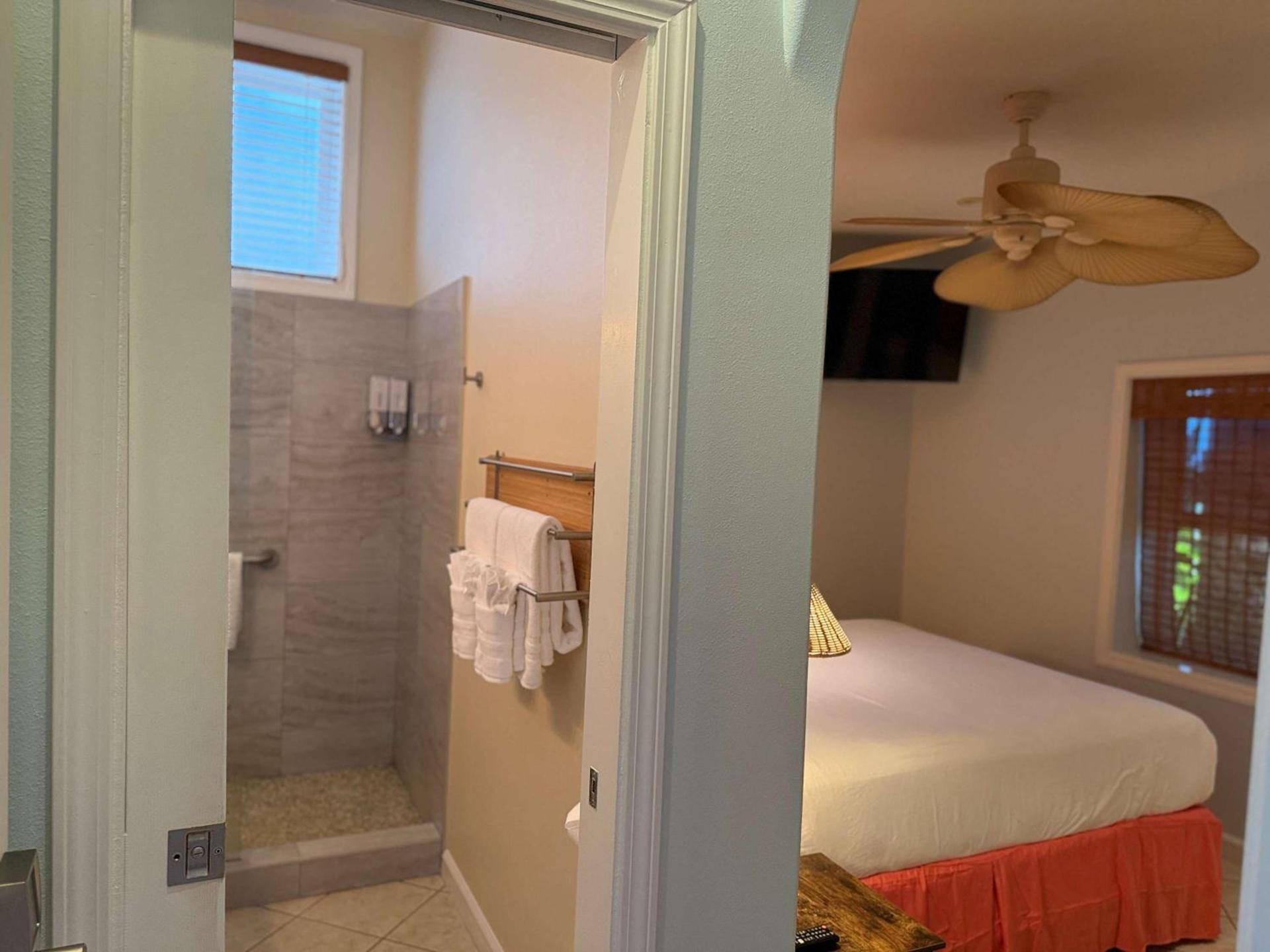 Maui B&B - 3 Ensuite Rooms - Steps from Beach w AC photo 26