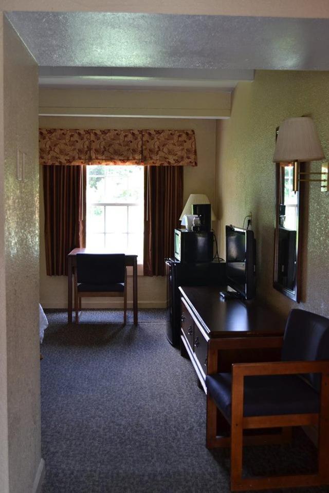Americas Best Value Inn Smithfield photo 15