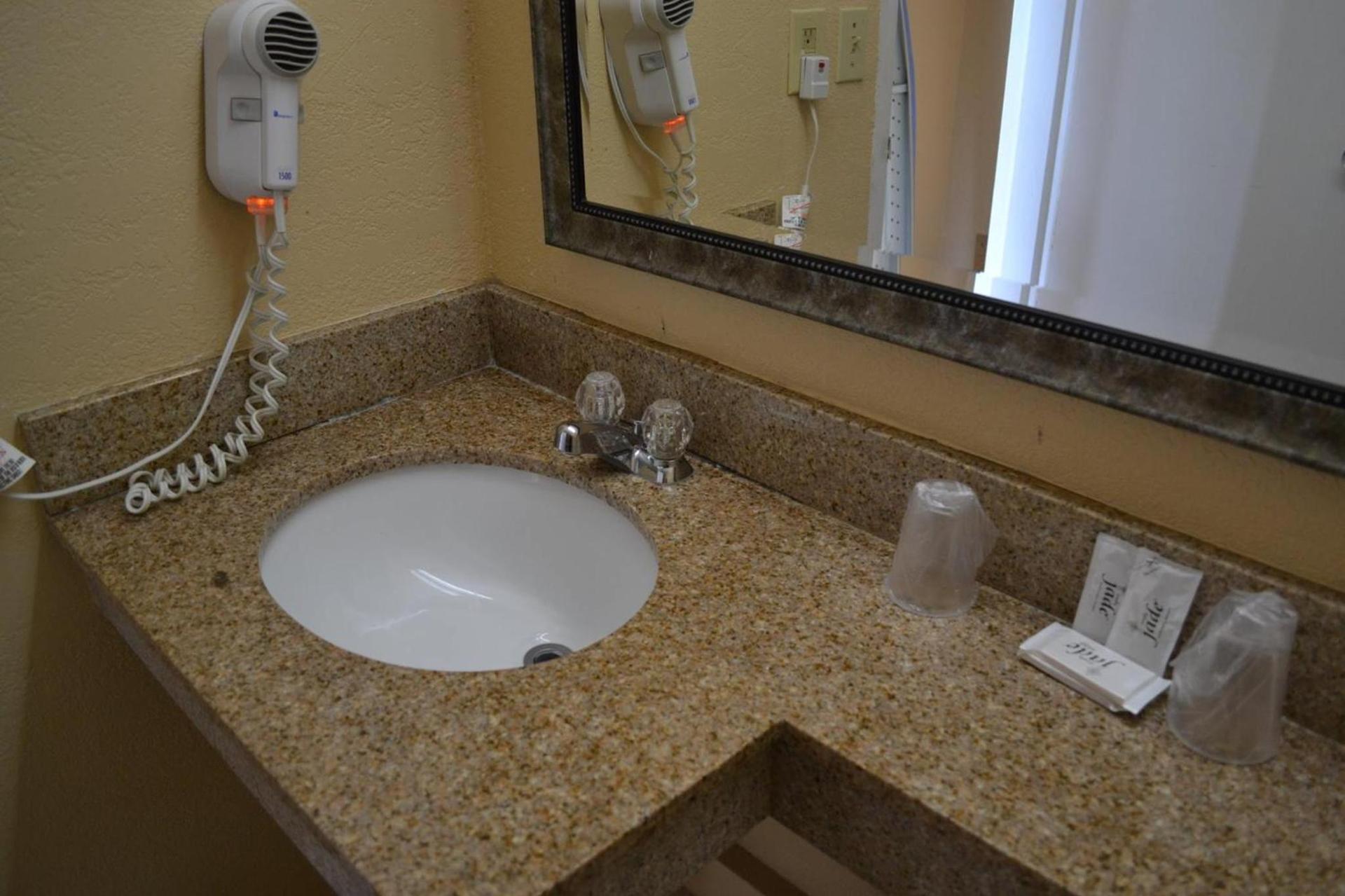 Americas Best Value Inn Smithfield photo 13