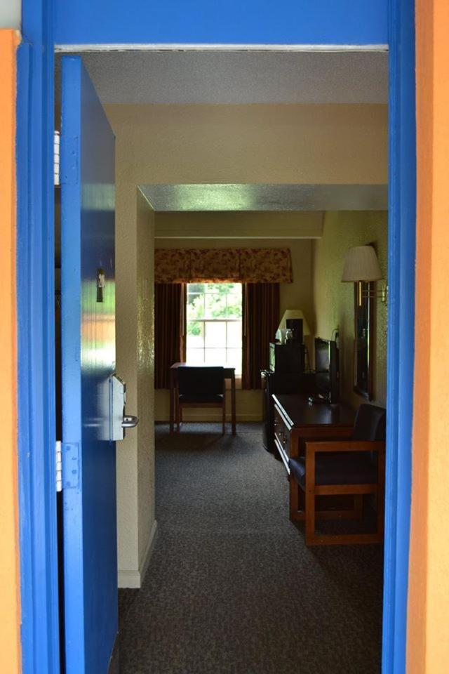 Americas Best Value Inn Smithfield photo 8