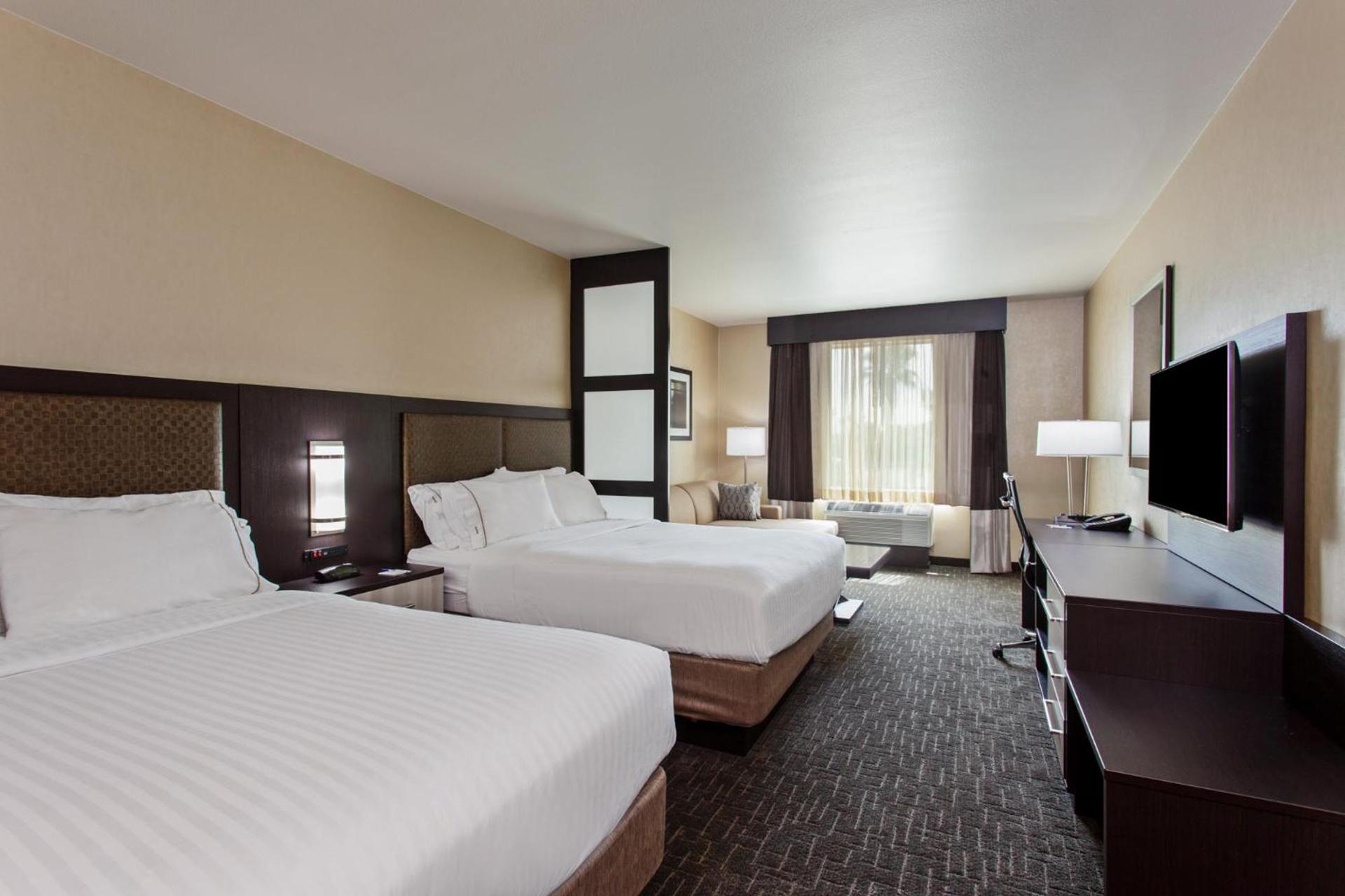 Holiday Inn Express & Suites Anaheim Resort Area by IHG photo 2