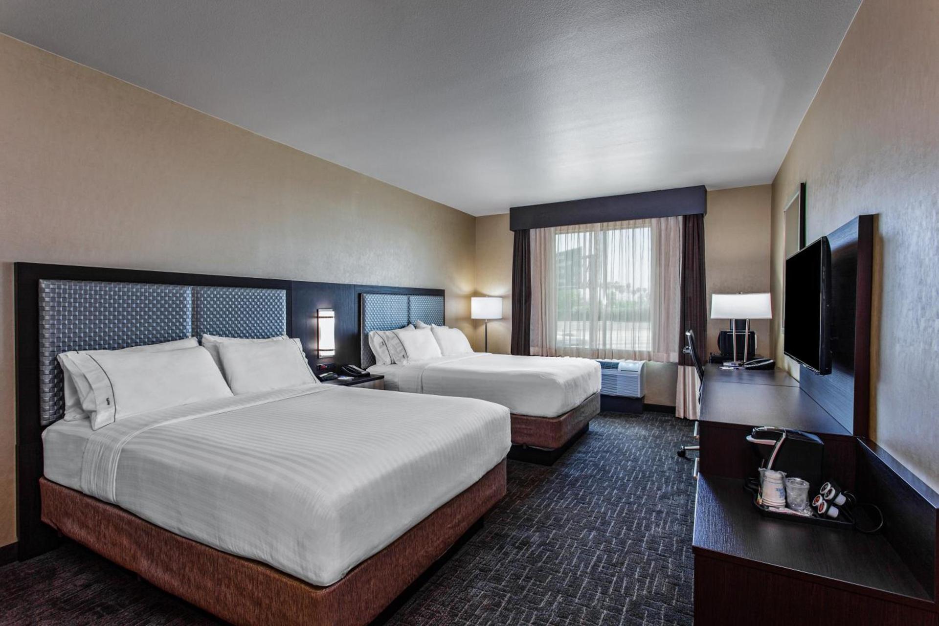 Holiday Inn Express & Suites Anaheim Resort Area by IHG photo 3