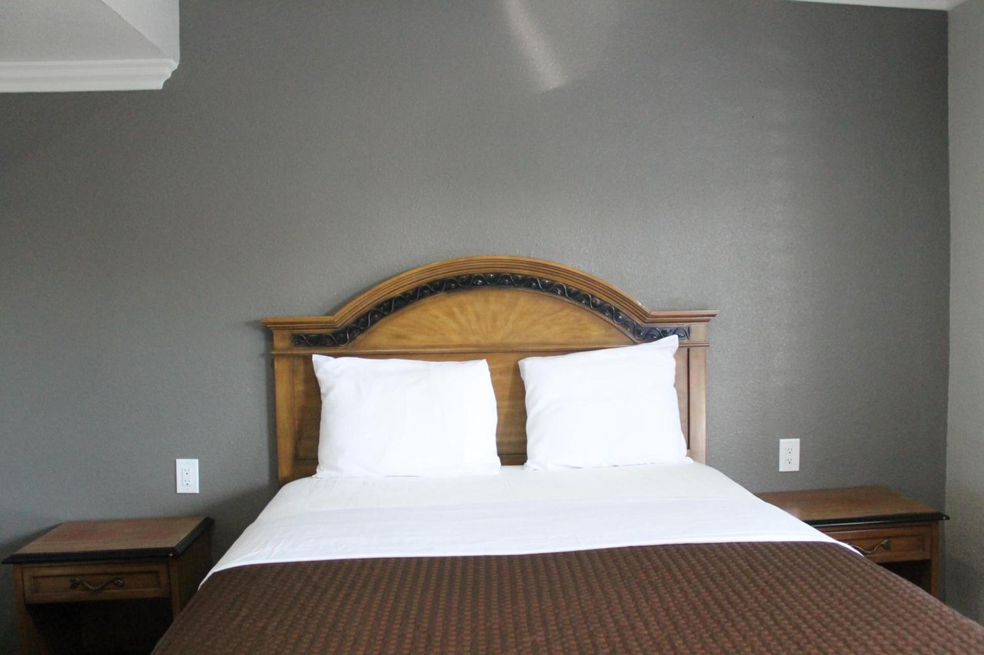 Town House Motel photo 14