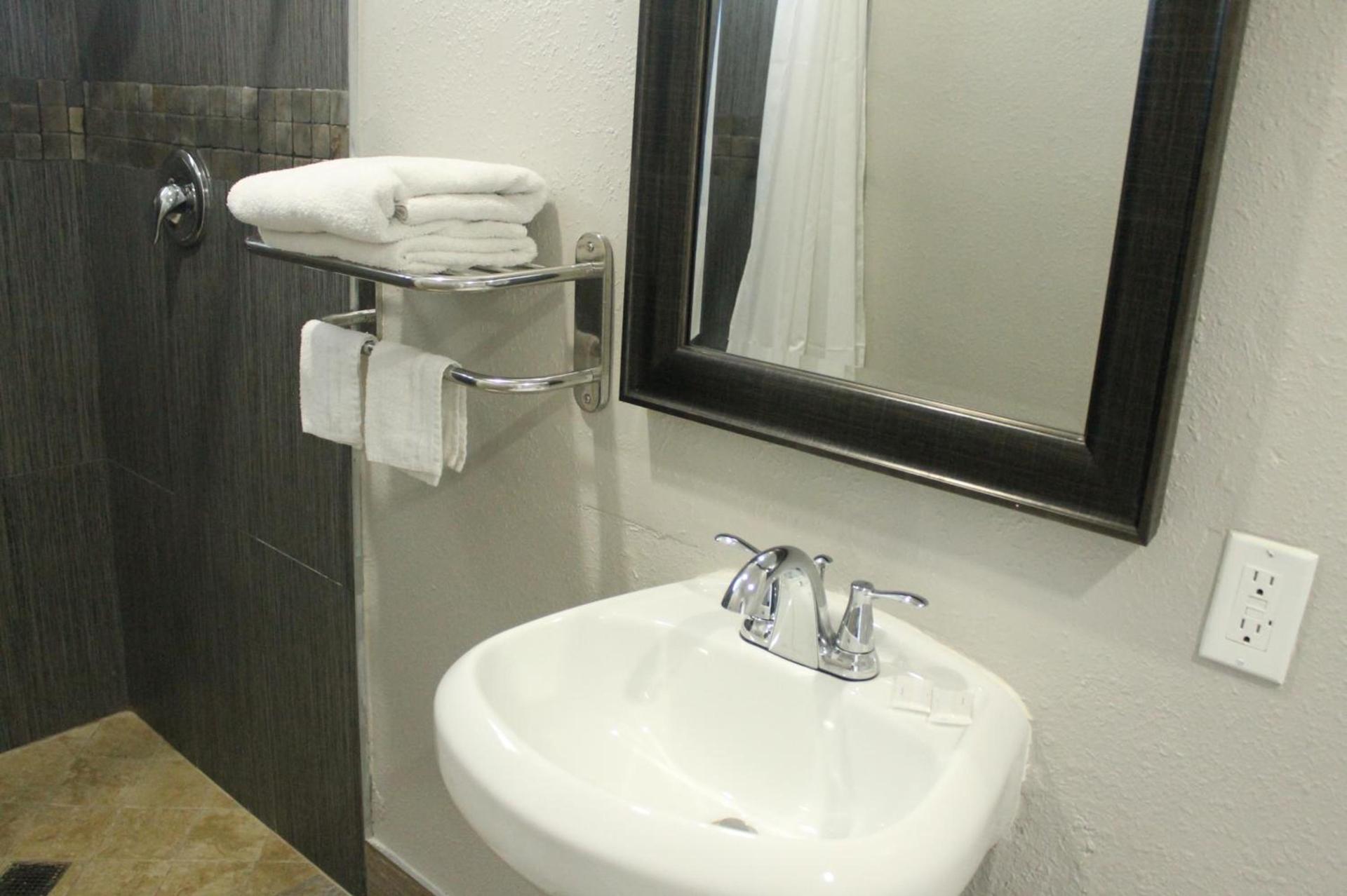 Town House Motel photo 19