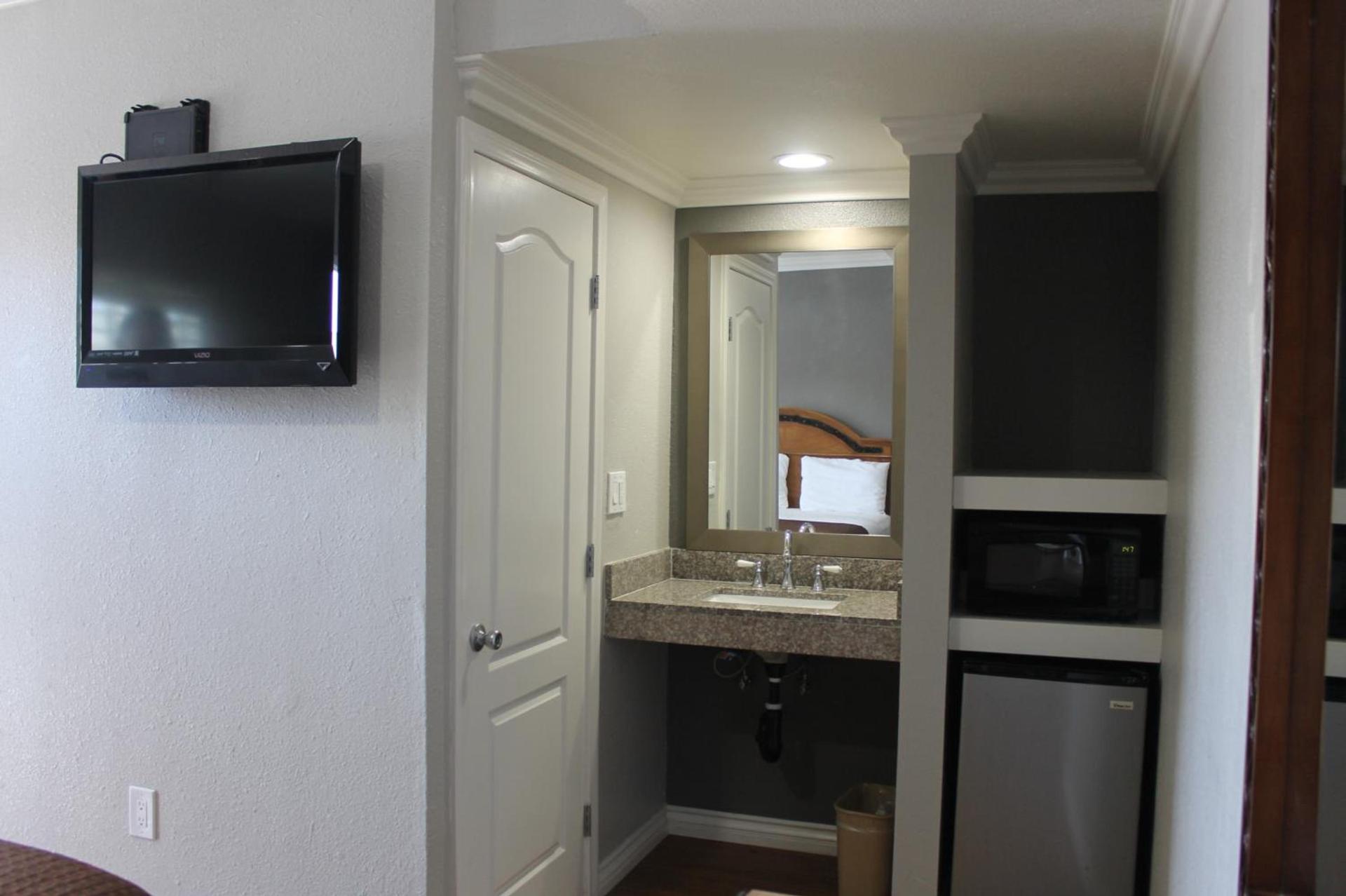 Town House Motel photo 15