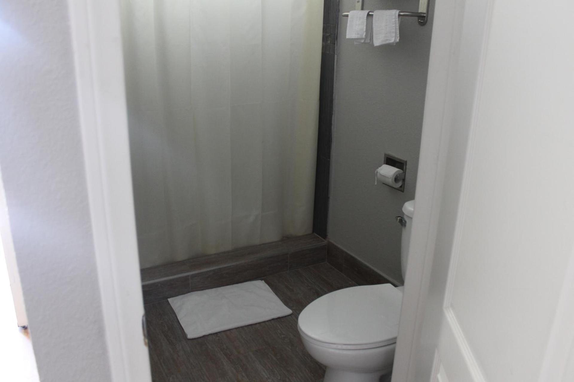 Town House Motel photo 52