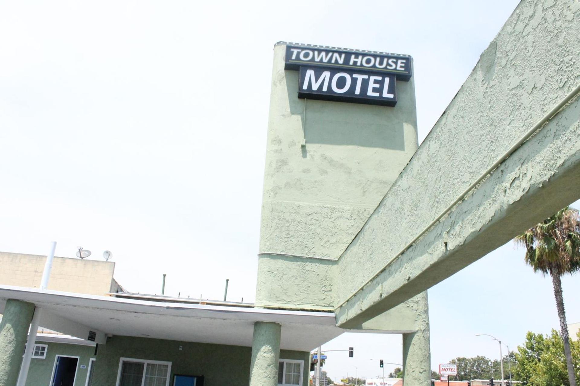 Town House Motel photo 10